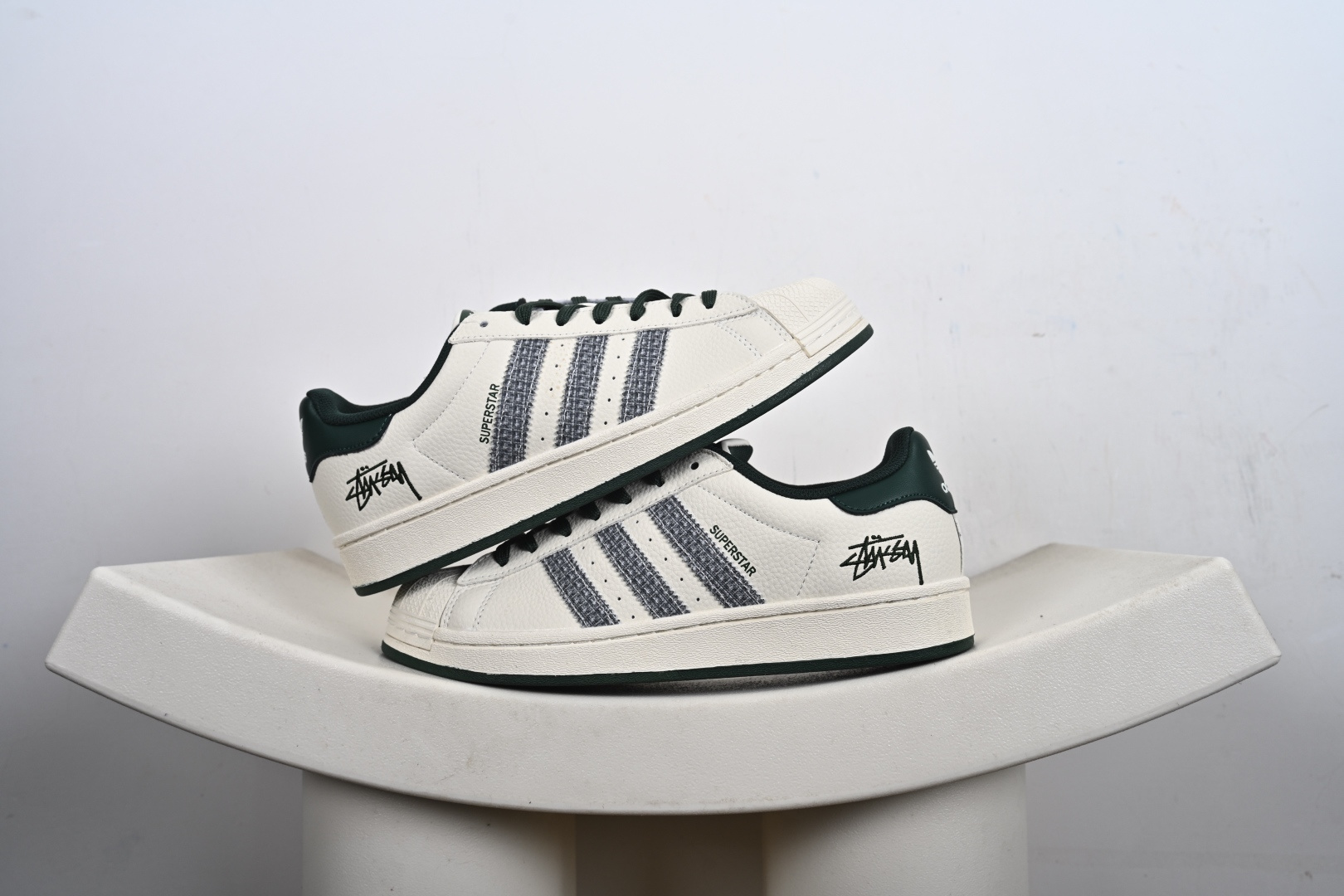 福利特价💰130支持放店‼️‼️‼️
AD Originals Superstar x Louis Vuitton 采用全新头层拼接皮革材质后跟采用特色3D立体印字 渠道正品订单 诠释市场最高工艺水平全鞋进口头层皮料打造区别市面普通真标版本，进出专柜无压力 
货号：AD8017、
Size：36-45-F2-E0