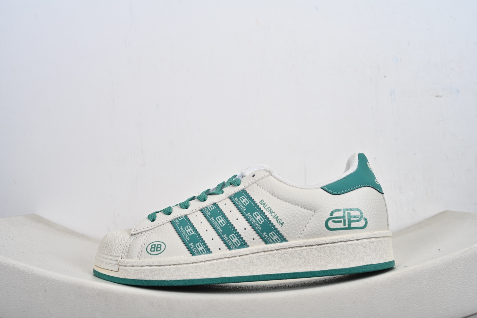 福利特价💰130支持放店‼️‼️‼️
AD Originals Superstar x Louis Vuitton 采用全新头层拼接皮革材质后跟采用特色3D立体印字 渠道正品订单 诠释市场最高工艺水平全鞋进口头层皮料打造区别市面普通真标版本,进出专柜无压力
货号:AD8017、AD8016、
Size:36-45-F2-E0