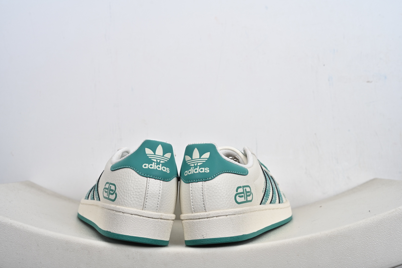 福利特价💰130支持放店‼️‼️‼️
AD Originals Superstar x Louis Vuitton 采用全新头层拼接皮革材质后跟采用特色3D立体印字 渠道正品订单 诠释市场最高工艺水平全鞋进口头层皮料打造区别市面普通真标版本,进出专柜无压力
货号:AD8017、AD8016、
Size:36-45-F2-E0