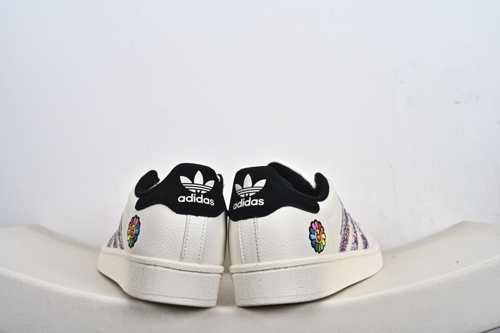 福利特价💰130支持放店‼️‼️‼️
AD Originals Superstar x Louis Vuitton 采用全新头层拼接皮革材质后跟采用特色3D立体印字 渠道正品订单 诠释市场最高工艺水平全鞋进口头层皮料打造区别市面普通真标版本,进出专柜无压力
货号:AD8017、AD8016、AD8019、
Size:36-45-F2-E0