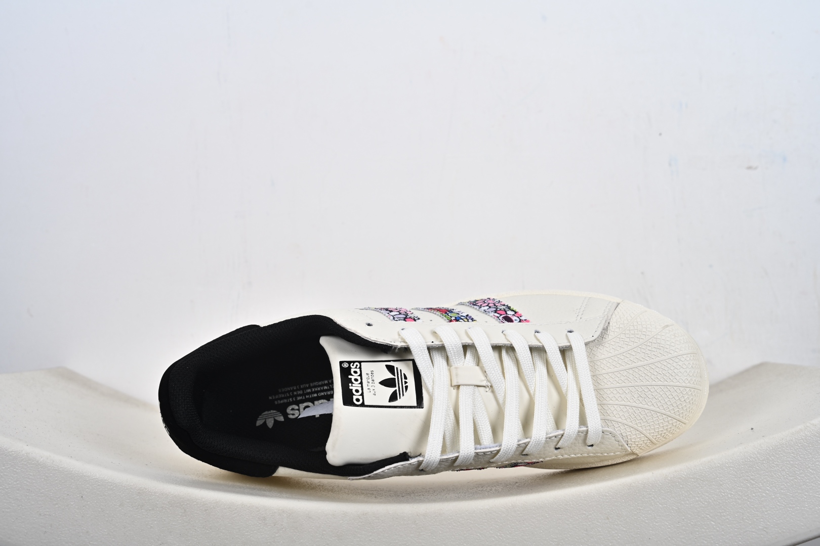 福利特价💰130支持放店‼️‼️‼️
AD Originals Superstar x Louis Vuitton 采用全新头层拼接皮革材质后跟采用特色3D立体印字 渠道正品订单 诠释市场最高工艺水平全鞋进口头层皮料打造区别市面普通真标版本,进出专柜无压力
货号:AD8017、AD8016、AD8019、
Size:36-45-F2-E0