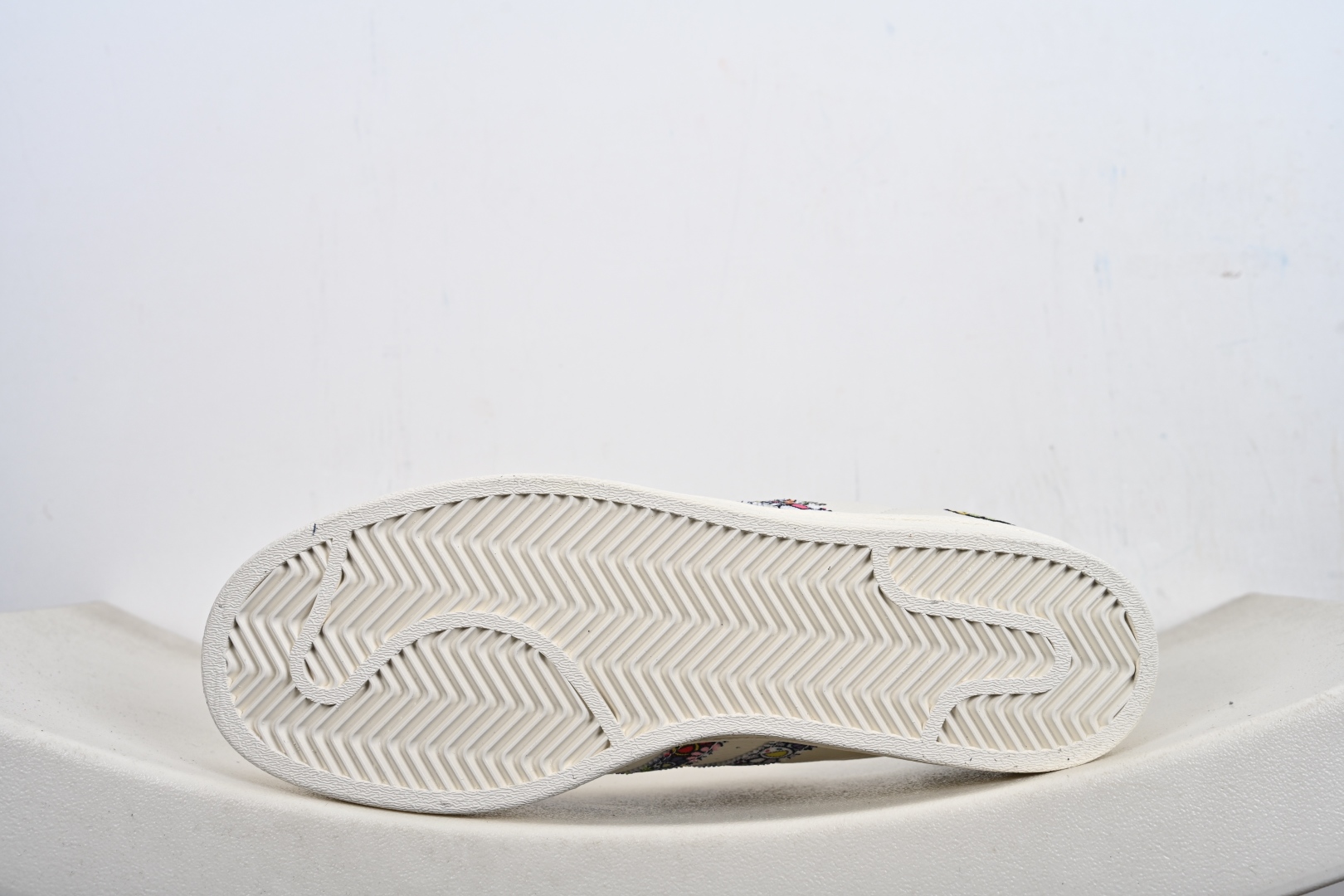 福利特价💰130支持放店‼️‼️‼️
AD Originals Superstar x Louis Vuitton 采用全新头层拼接皮革材质后跟采用特色3D立体印字 渠道正品订单 诠释市场最高工艺水平全鞋进口头层皮料打造区别市面普通真标版本,进出专柜无压力
货号:AD8017、AD8016、AD8019、
Size:36-45-F2-E0