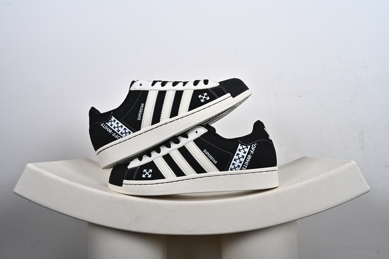 福利特价💰130支持放店‼️‼️‼️
AD Originals Superstar x Louis Vuitton 采用全新头层拼接皮革材质后跟采用特色3D立体印字 渠道正品订单 诠释市场最高工艺水平全鞋进口头层皮料打造区别市面普通真标版本，进出专柜无压力 
货号：AD8017、AD8016、AD8019、AD8020、
Size：36-45-F2-E0