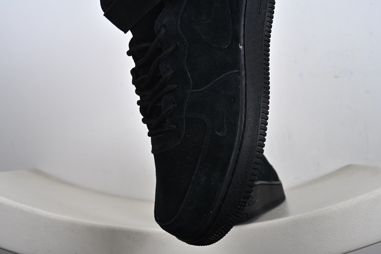 街典头藏款文案(质叙感事风)浅灰麂的皮温柔暴击 是Supreme与Nike Air Force 1 Mid的联名浪漫 鞋款以细腻毛翻皮革重经塑典中鞋帮型 DV0788-004 街典头藏款文案(质叙感事风)浅灰麂的皮温柔暴击 是Supreme与Nike Air Force 1 Mid的联名浪漫 鞋款以细腻毛翻皮革重经塑典中鞋帮型 DV0788-004