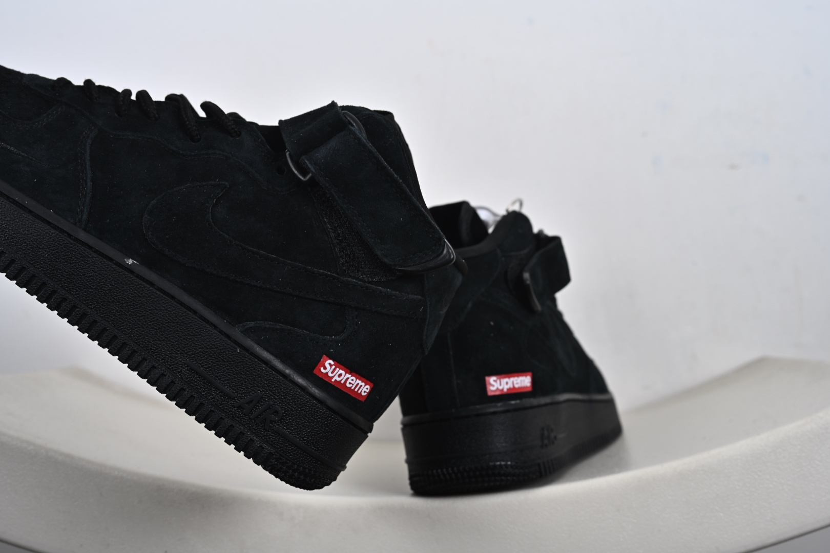 街典头藏款文案(质叙感事风)浅灰麂的皮温柔暴击 是Supreme与Nike Air Force 1 Mid的联名浪漫 鞋款以细腻毛翻皮革重经塑典中鞋帮型 DV0788-004 街典头藏款文案(质叙感事风)浅灰麂的皮温柔暴击 是Supreme与Nike Air Force 1 Mid的联名浪漫 鞋款以细腻毛翻皮革重经塑典中鞋帮型 DV0788-004