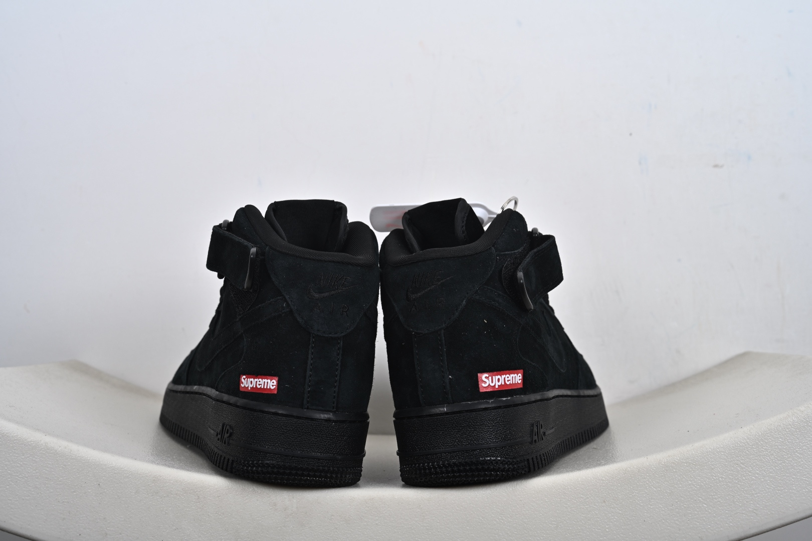 街典头藏款文案(质叙感事风)浅灰麂的皮温柔暴击 是Supreme与Nike Air Force 1 Mid的联名浪漫 鞋款以细腻毛翻皮革重经塑典中鞋帮型 DV0788-004 街典头藏款文案(质叙感事风)浅灰麂的皮温柔暴击 是Supreme与Nike Air Force 1 Mid的联名浪漫 鞋款以细腻毛翻皮革重经塑典中鞋帮型 DV0788-004