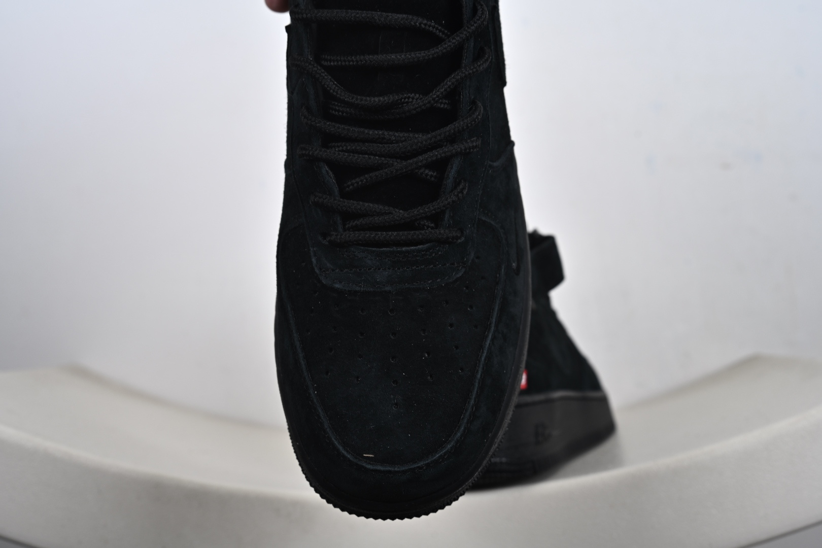 街典头藏款文案(质叙感事风)浅灰麂的皮温柔暴击 是Supreme与Nike Air Force 1 Mid的联名浪漫 鞋款以细腻毛翻皮革重经塑典中鞋帮型 DV0788-004 街典头藏款文案(质叙感事风)浅灰麂的皮温柔暴击 是Supreme与Nike Air Force 1 Mid的联名浪漫 鞋款以细腻毛翻皮革重经塑典中鞋帮型 DV0788-004