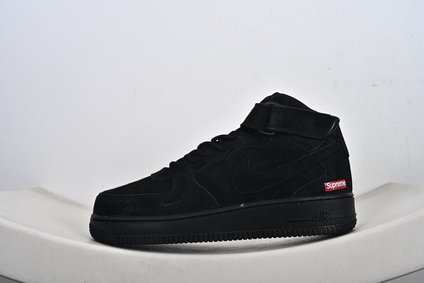 街典头藏款文案(质叙感事风)浅灰麂的皮温柔暴击 是Supreme与Nike Air Force 1 Mid的联名浪漫 鞋款以细腻毛翻皮革重经塑典中鞋帮型 DV0788-004 街典头藏款文案(质叙感事风)浅灰麂的皮温柔暴击 是Supreme与Nike Air Force 1 Mid的联名浪漫 鞋款以细腻毛翻皮革重经塑典中鞋帮型 DV0788-004