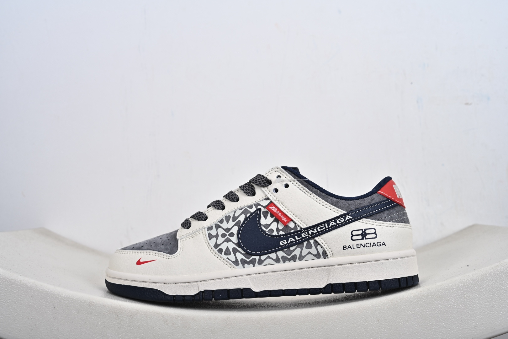 定制版 高端定制Nike SB Dunk Low “巴黎世家联名------白灰蓝麂皮” 高端定制 低帮休闲板鞋 XD1588-242-Top High Quatity Cheap Sneakers Fashion Clothing Clothes Bags handbags Shoes of all Brand wholesale With The best Quality And Beautiful Price from China Factory Chinese suppliers wholesaler seller 定制版 高端定制Nike SB Dunk Low “巴黎世家联名------白灰蓝麂皮” 高端定制 低帮休闲板鞋 XD1588-242