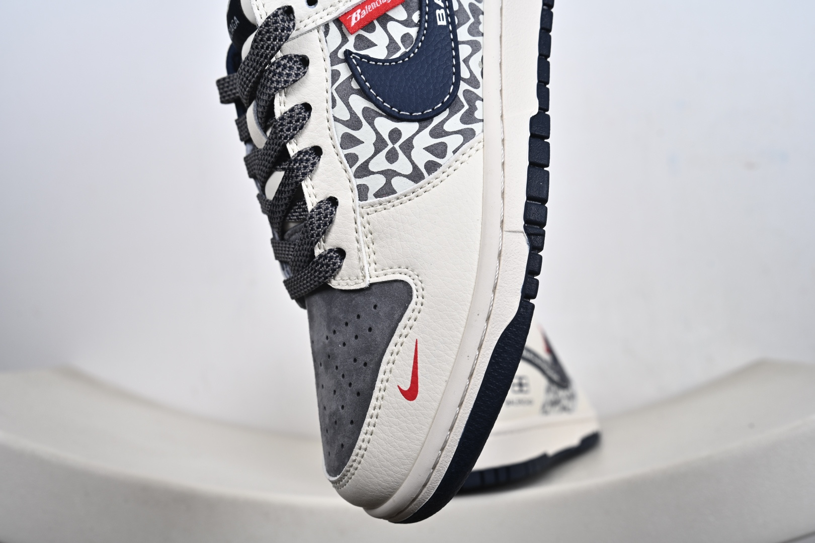 定制版 高端定制Nike SB Dunk Low “巴黎世家联名------白灰蓝麂皮” 高端定制 低帮休闲板鞋 XD1588-242-Top High Quatity Cheap Sneakers Fashion Clothing Clothes Bags handbags Shoes of all Brand wholesale With The best Quality And Beautiful Price from China Factory Chinese suppliers wholesaler seller 定制版 高端定制Nike SB Dunk Low “巴黎世家联名------白灰蓝麂皮” 高端定制 低帮休闲板鞋 XD1588-242