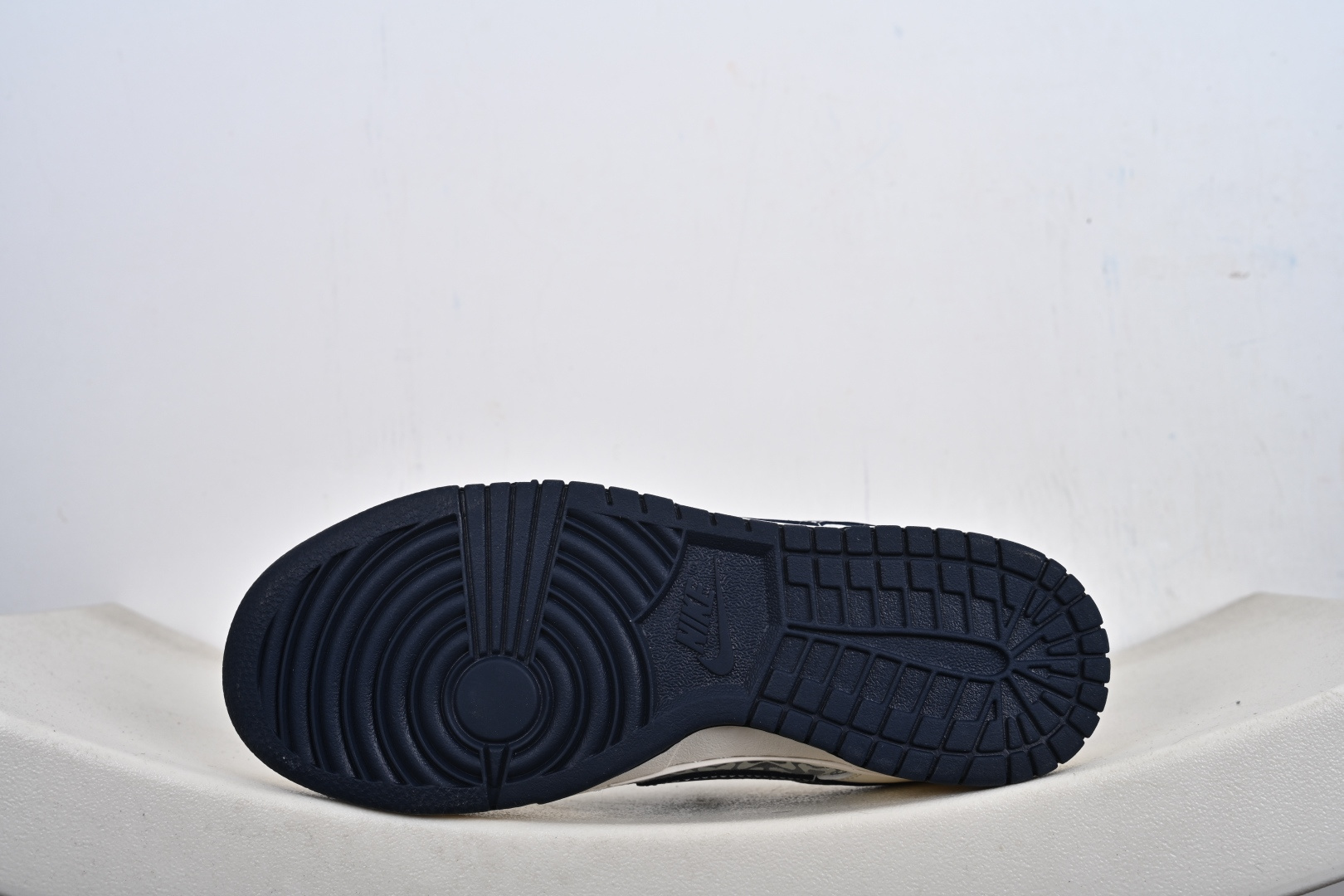 定制版 高端定制Nike SB Dunk Low “巴黎世家联名------白灰蓝麂皮” 高端定制 低帮休闲板鞋 XD1588-242-Top High Quatity Cheap Sneakers Fashion Clothing Clothes Bags handbags Shoes of all Brand wholesale With The best Quality And Beautiful Price from China Factory Chinese suppliers wholesaler seller 定制版 高端定制Nike SB Dunk Low “巴黎世家联名------白灰蓝麂皮” 高端定制 低帮休闲板鞋 XD1588-242