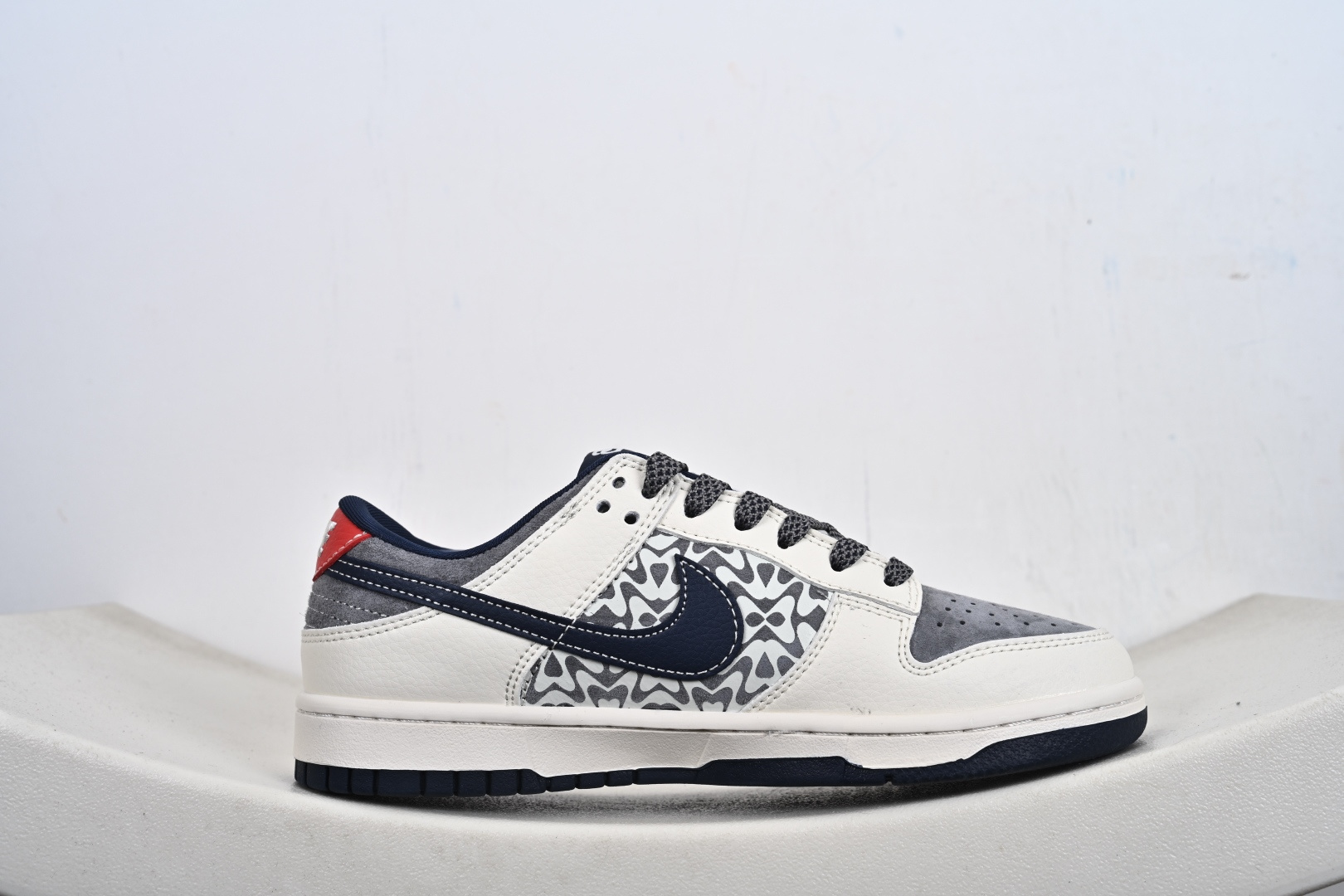 定制版 高端定制Nike SB Dunk Low “巴黎世家联名------白灰蓝麂皮” 高端定制 低帮休闲板鞋 XD1588-242-Top High Quatity Cheap Sneakers Fashion Clothing Clothes Bags handbags Shoes of all Brand wholesale With The best Quality And Beautiful Price from China Factory Chinese suppliers wholesaler seller 定制版 高端定制Nike SB Dunk Low “巴黎世家联名------白灰蓝麂皮” 高端定制 低帮休闲板鞋 XD1588-242