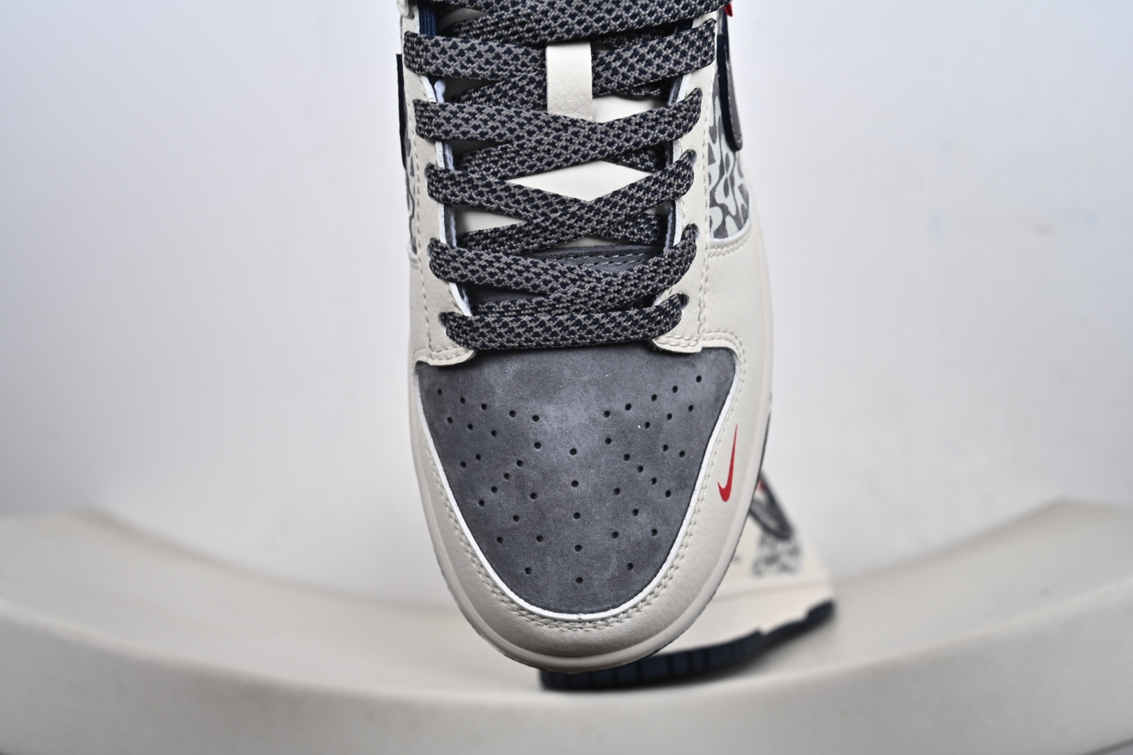 定制版 高端定制Nike SB Dunk Low “巴黎世家联名------白灰蓝麂皮” 高端定制 低帮休闲板鞋 XD1588-242-Top High Quatity Cheap Sneakers Fashion Clothing Clothes Bags handbags Shoes of all Brand wholesale With The best Quality And Beautiful Price from China Factory Chinese suppliers wholesaler seller 定制版 高端定制Nike SB Dunk Low “巴黎世家联名------白灰蓝麂皮” 高端定制 低帮休闲板鞋 XD1588-242