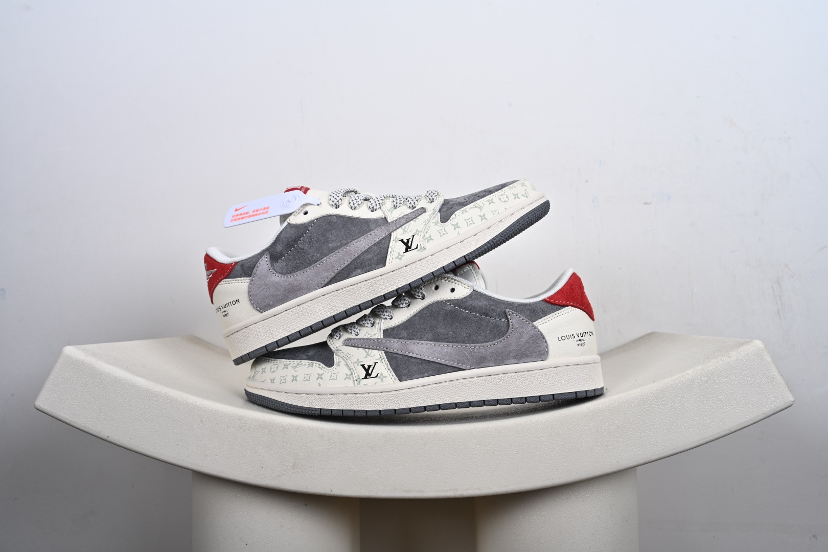 本地💰250支持放店
Air Jordan AJ1 Low X Louis Vuitton 低帮联名LV-灰白红尾 定制配色 原厂内置气垫魔块 A模大底 头层小牛皮 鞋舌AJ原厂专用牛津布+AJ专用反口珍珠布+原厂无杂质高弹内里海棉+特殊封边弹力鞋带 
货号：CX5050-Y58
SIZE：36 36.5 37.5 38 38.5 39 40 40.5 41 42 42.5 43 44 44.5 45-G1-F2