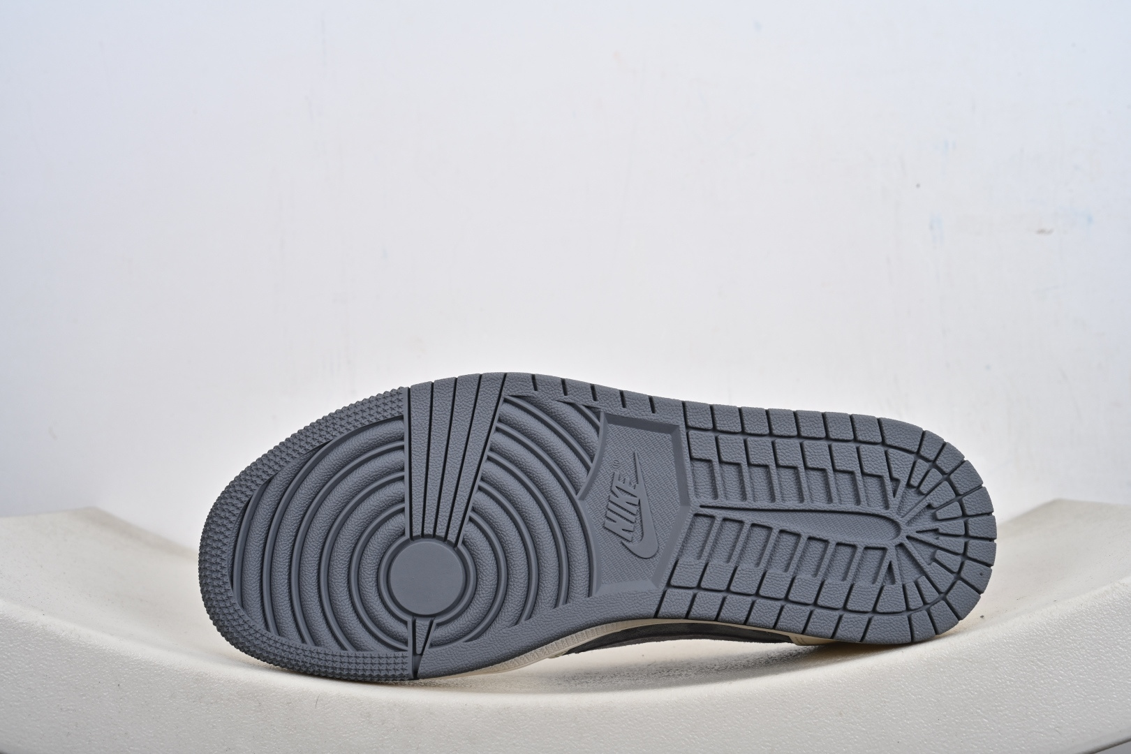 Air Jordan AJ1 Low X Louis Vuitton 低帮联名LV-灰白红尾 CX5050-Y58-Top High Quatity Cheap Sneakers Fashion Clothing Clothes Bags handbags Shoes of all Brand wholesale With The best Quality And Beautiful Price from China Factory Chinese suppliers wholesaler seller Air Jordan AJ1 Low X Louis Vuitton 低帮联名LV-灰白红尾 CX5050-Y58