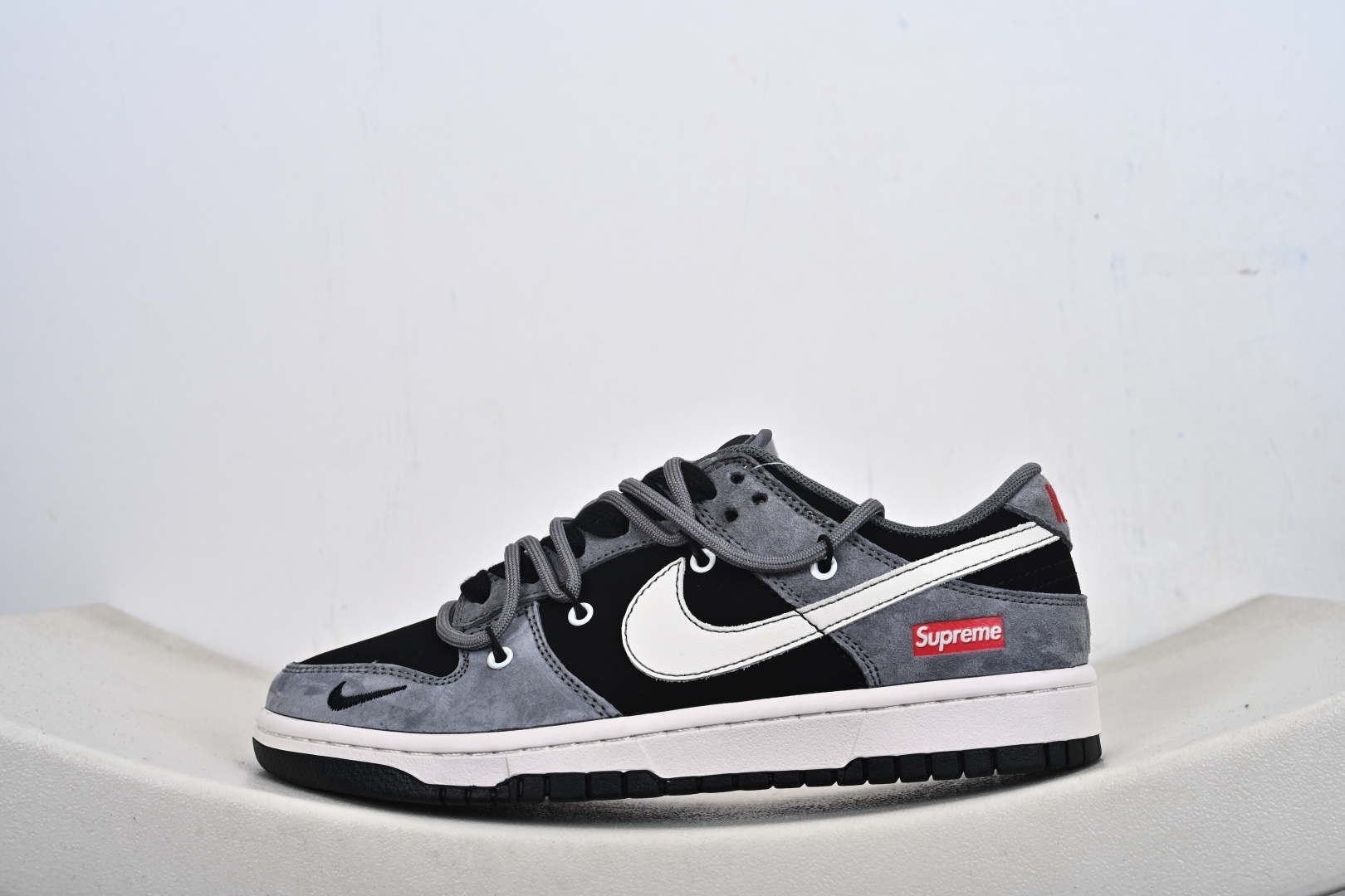 Nike SB Dunk Low“ Supreme联名—灰黑猪八革绑带” 周年高端定制 低帮休闲板鞋 JP2026-101-Top High Quatity Cheap Sneakers Fashion Clothing Clothes Bags handbags Shoes of all Brand wholesale With The best Quality And Beautiful Price from China Factory Chinese suppliers wholesaler seller Nike SB Dunk Low“ Supreme联名—灰黑猪八革绑带” 周年高端定制 低帮休闲板鞋 JP2026-101