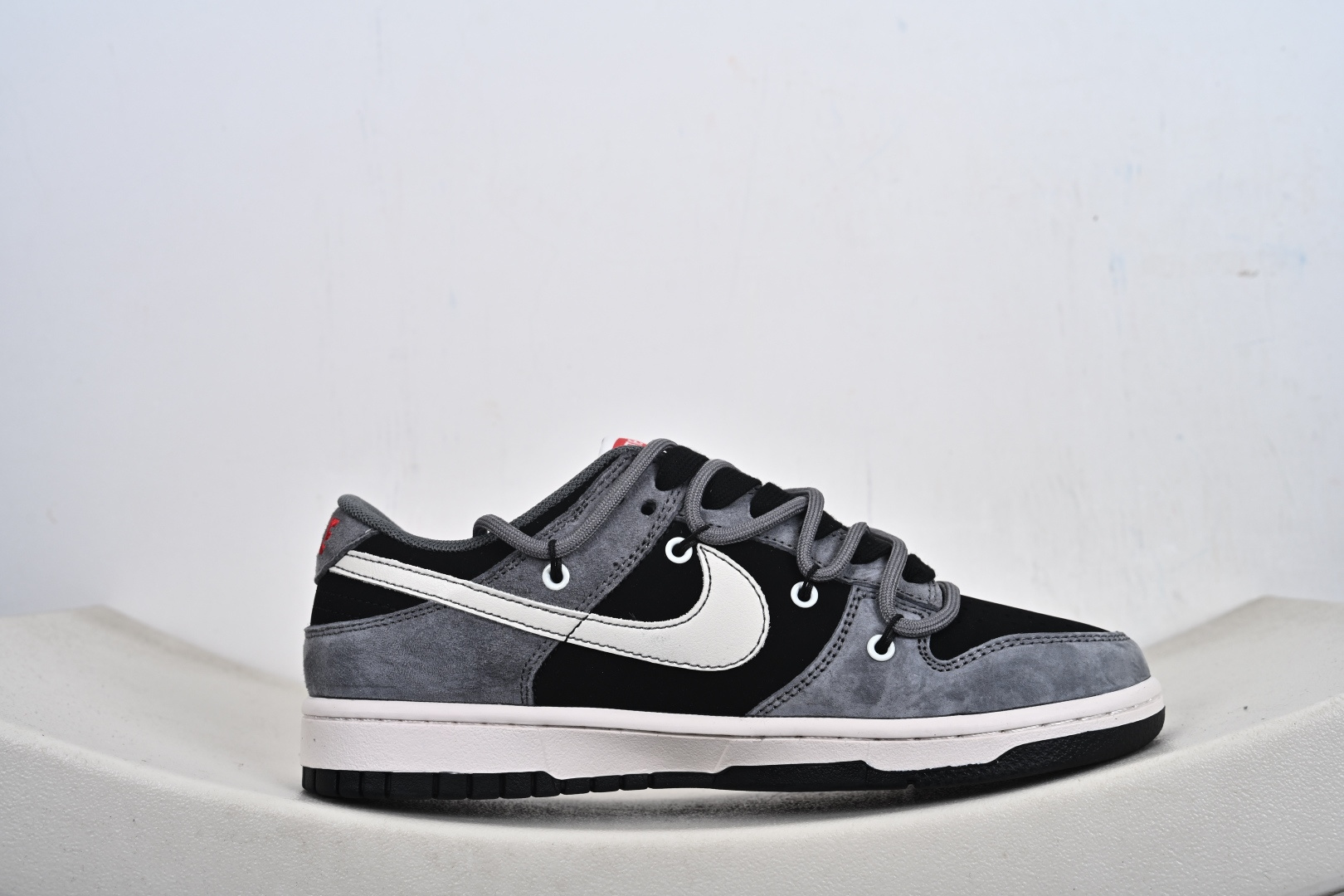 Nike SB Dunk Low“ Supreme联名—灰黑猪八革绑带” 周年高端定制 低帮休闲板鞋 JP2026-101-Top High Quatity Cheap Sneakers Fashion Clothing Clothes Bags handbags Shoes of all Brand wholesale With The best Quality And Beautiful Price from China Factory Chinese suppliers wholesaler seller Nike SB Dunk Low“ Supreme联名—灰黑猪八革绑带” 周年高端定制 低帮休闲板鞋 JP2026-101