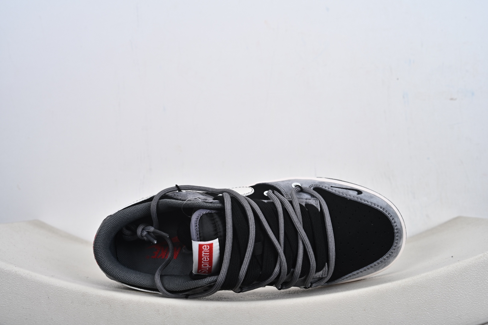 Nike SB Dunk Low“ Supreme联名—灰黑猪八革绑带” 周年高端定制 低帮休闲板鞋 JP2026-101-Top High Quatity Cheap Sneakers Fashion Clothing Clothes Bags handbags Shoes of all Brand wholesale With The best Quality And Beautiful Price from China Factory Chinese suppliers wholesaler seller Nike SB Dunk Low“ Supreme联名—灰黑猪八革绑带” 周年高端定制 低帮休闲板鞋 JP2026-101