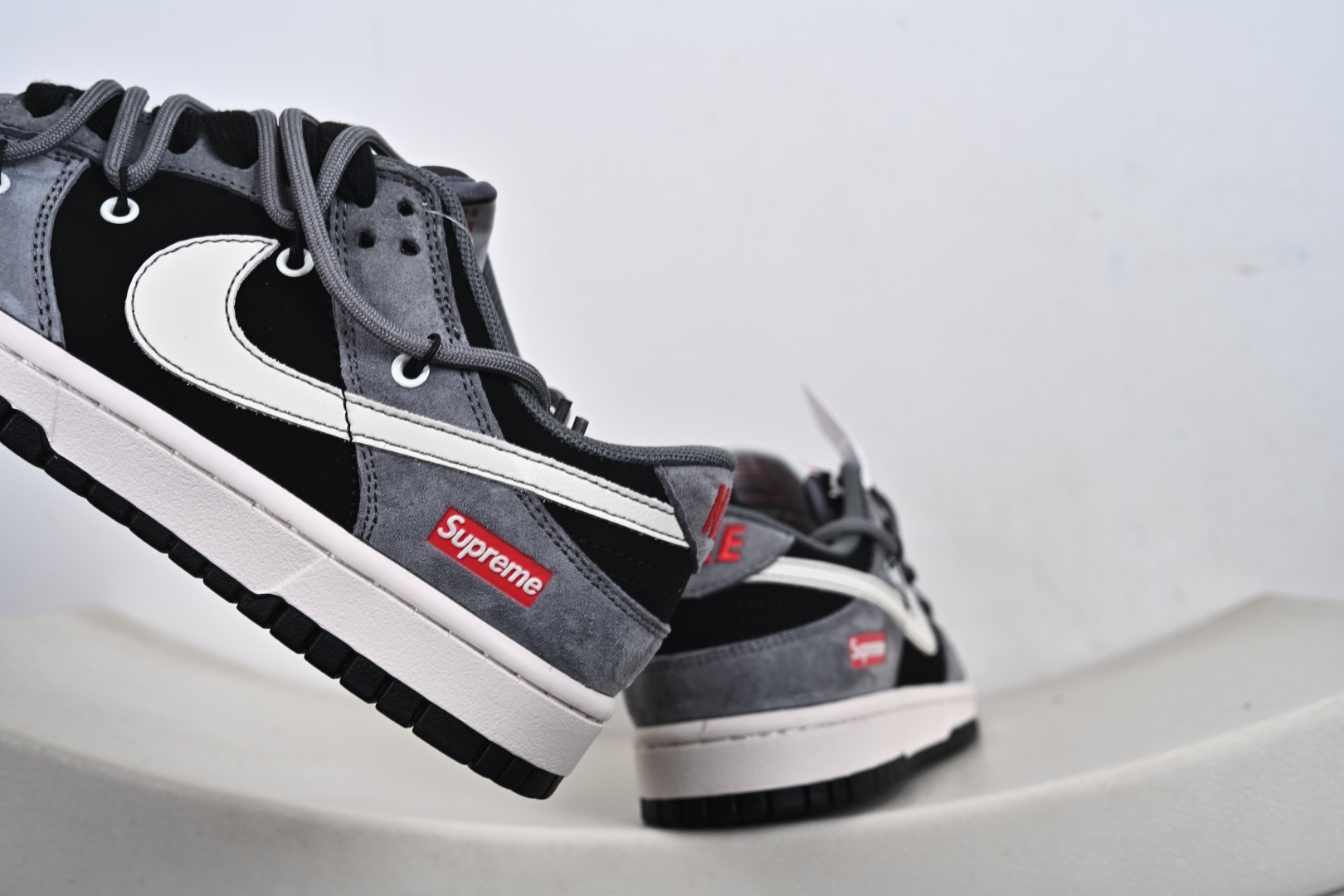 Nike SB Dunk Low“ Supreme联名—灰黑猪八革绑带” 周年高端定制 低帮休闲板鞋 JP2026-101-Top High Quatity Cheap Sneakers Fashion Clothing Clothes Bags handbags Shoes of all Brand wholesale With The best Quality And Beautiful Price from China Factory Chinese suppliers wholesaler seller Nike SB Dunk Low“ Supreme联名—灰黑猪八革绑带” 周年高端定制 低帮休闲板鞋 JP2026-101