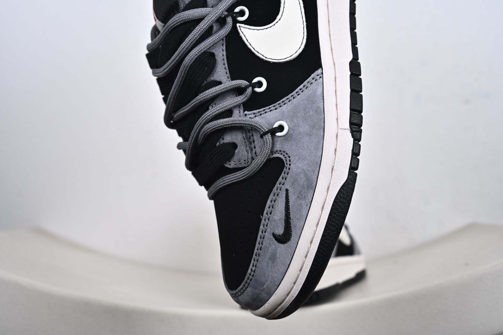 Nike SB Dunk Low“ Supreme联名—灰黑猪八革绑带” 周年高端定制 低帮休闲板鞋 JP2026-101-Top High Quatity Cheap Sneakers Fashion Clothing Clothes Bags handbags Shoes of all Brand wholesale With The best Quality And Beautiful Price from China Factory Chinese suppliers wholesaler seller Nike SB Dunk Low“ Supreme联名—灰黑猪八革绑带” 周年高端定制 低帮休闲板鞋 JP2026-101