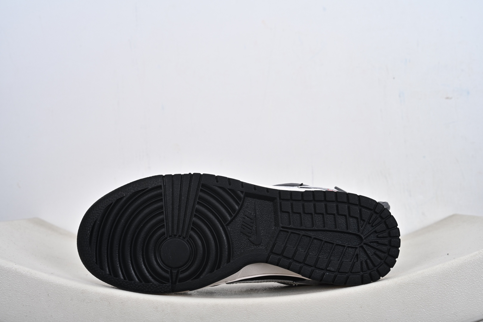 Nike SB Dunk Low“ Supreme联名—灰黑猪八革绑带” 周年高端定制 低帮休闲板鞋 JP2026-101-Top High Quatity Cheap Sneakers Fashion Clothing Clothes Bags handbags Shoes of all Brand wholesale With The best Quality And Beautiful Price from China Factory Chinese suppliers wholesaler seller Nike SB Dunk Low“ Supreme联名—灰黑猪八革绑带” 周年高端定制 低帮休闲板鞋 JP2026-101