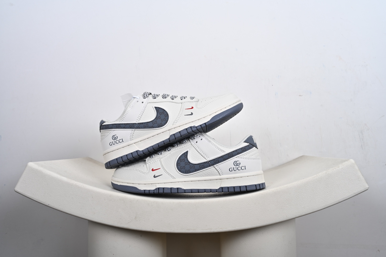 本地💰210优势放店
【定制版】Nike SB Dunk Low 古驰联名 灰花勾 周年高端定制 低帮休闲板鞋
#定制鞋盒 大厂纯原品质出货 超高清洁度 皮料切割干净无任何毛边 细节完美 
货号：CS1688-121
尺码：36 36.5 37.5 38 38.5 39 40 40.5 41 42 42.5 43 44 44.5 45-C9-E7
