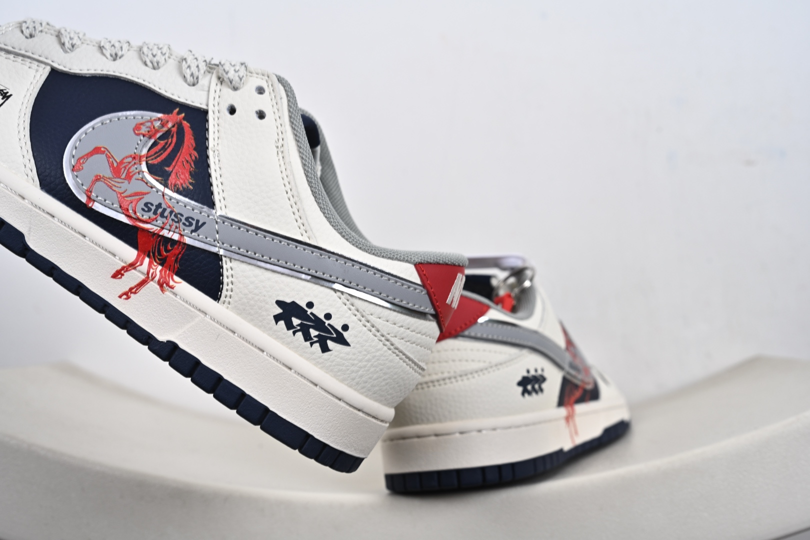 2026年新款限量发售 Nike SB Dunk Low“ 马年限定—汗血宝马” 周年高端定制 低帮休闲板鞋 SD6888-107-Top High Quatity Cheap Sneakers Fashion Clothing Clothes Bags handbags Shoes of all Brand wholesale With The best Quality And Beautiful Price from China Factory Chinese suppliers wholesaler seller 2026年新款限量发售 Nike SB Dunk Low“ 马年限定—汗血宝马” 周年高端定制 低帮休闲板鞋 SD6888-107