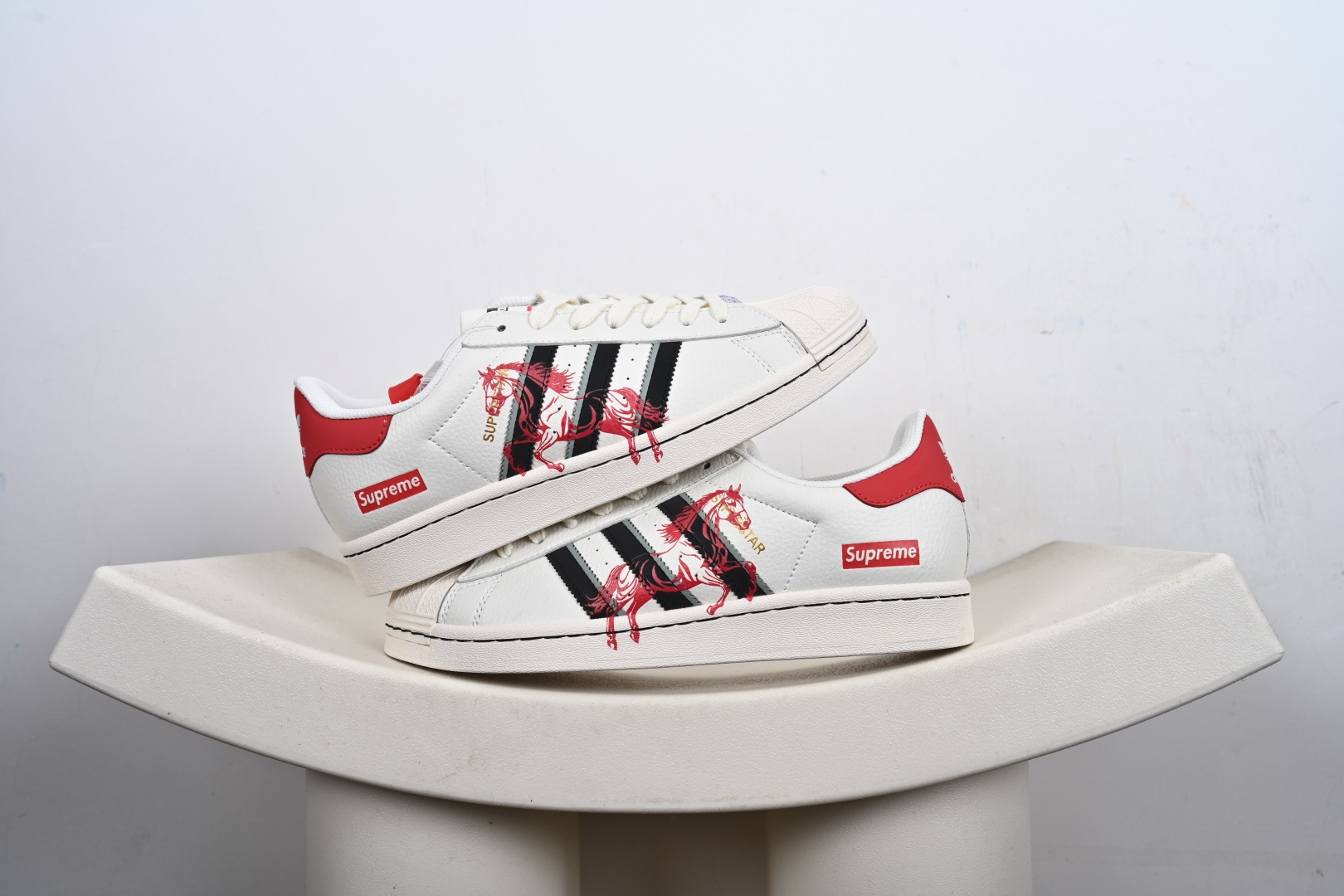 本地💰250优势放店
2026年新款限量发售✨Ad Superstar 定制配色 三叶草低帮休闲百搭贝壳头板鞋 “Supreme联名-马年限定”
公司级版本 大厂流水作业生产 超高清洁度 皮料切割干净无任何毛边 细节完美 
货号：JX8905
尺码：36 36.5 37 38 38.5 39 40 40.5 41 42 42.5 43 44 44.5 45-F2-F1