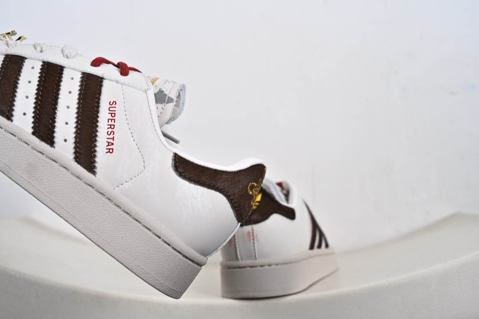 Adidas Originals Superstar 马年限定 定制贝壳头休闲板鞋 KJ6293-Top High Quatity Cheap Sneakers Fashion Clothing Clothes Bags handbags Shoes of all Brand wholesale With The best Quality And Beautiful Price from China Factory Chinese suppliers wholesaler seller Adidas Originals Superstar 马年限定 定制贝壳头休闲板鞋 KJ6293