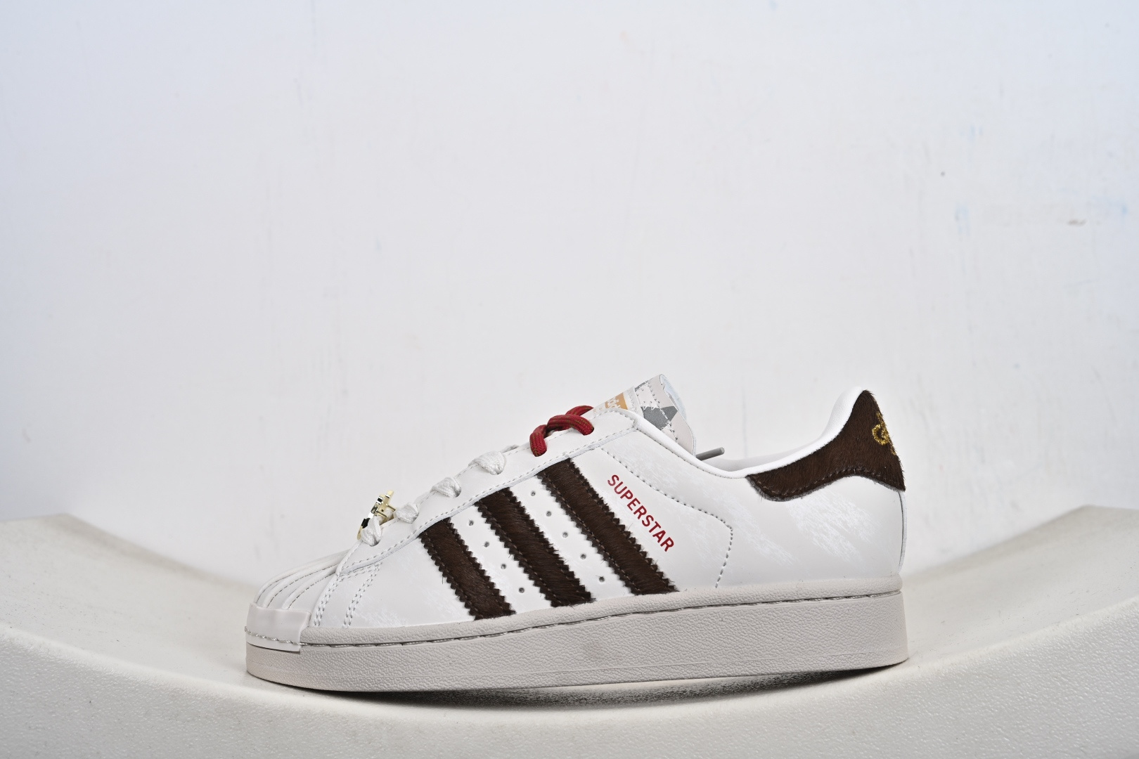 Adidas Originals Superstar 马年限定 定制贝壳头休闲板鞋 KJ6293-Top High Quatity Cheap Sneakers Fashion Clothing Clothes Bags handbags Shoes of all Brand wholesale With The best Quality And Beautiful Price from China Factory Chinese suppliers wholesaler seller Adidas Originals Superstar 马年限定 定制贝壳头休闲板鞋 KJ6293