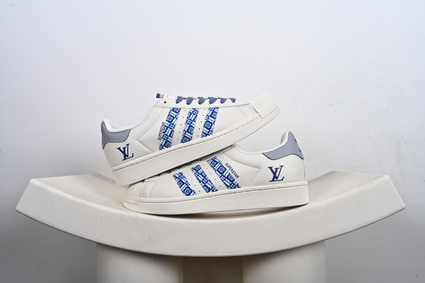 福利特价💰130支持放店‼️‼️‼️
AD Originals Superstar x Louis Vuitton 采用全新头层拼接皮革材质后跟采用特色3D立体印字 渠道正品订单 诠释市场最高工艺水平全鞋进口头层皮料打造区别市面普通真标版本,进出专柜无压力
货号:AD8013、
Size:36-45-F2-E0