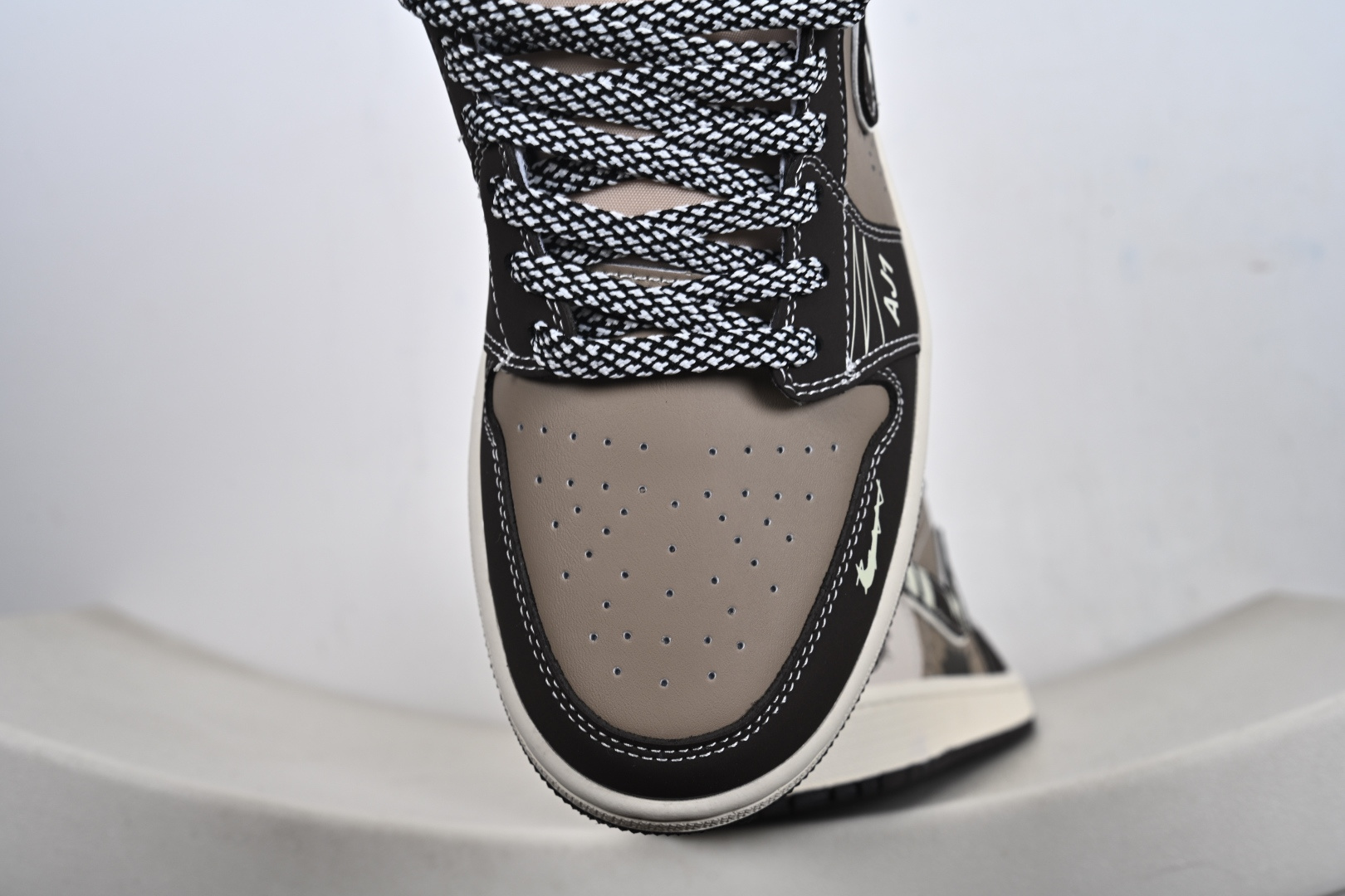 Nike Jordan Air Jordan 1 闪电 咖啡棕小勾满天星 LR8888-018-Top High Quatity Cheap Sneakers Fashion Clothing Clothes Bags handbags Shoes of all Brand wholesale With The best Quality And Beautiful Price from China Factory Chinese suppliers wholesaler seller Nike Jordan Air Jordan 1 闪电 咖啡棕小勾满天星 LR8888-018