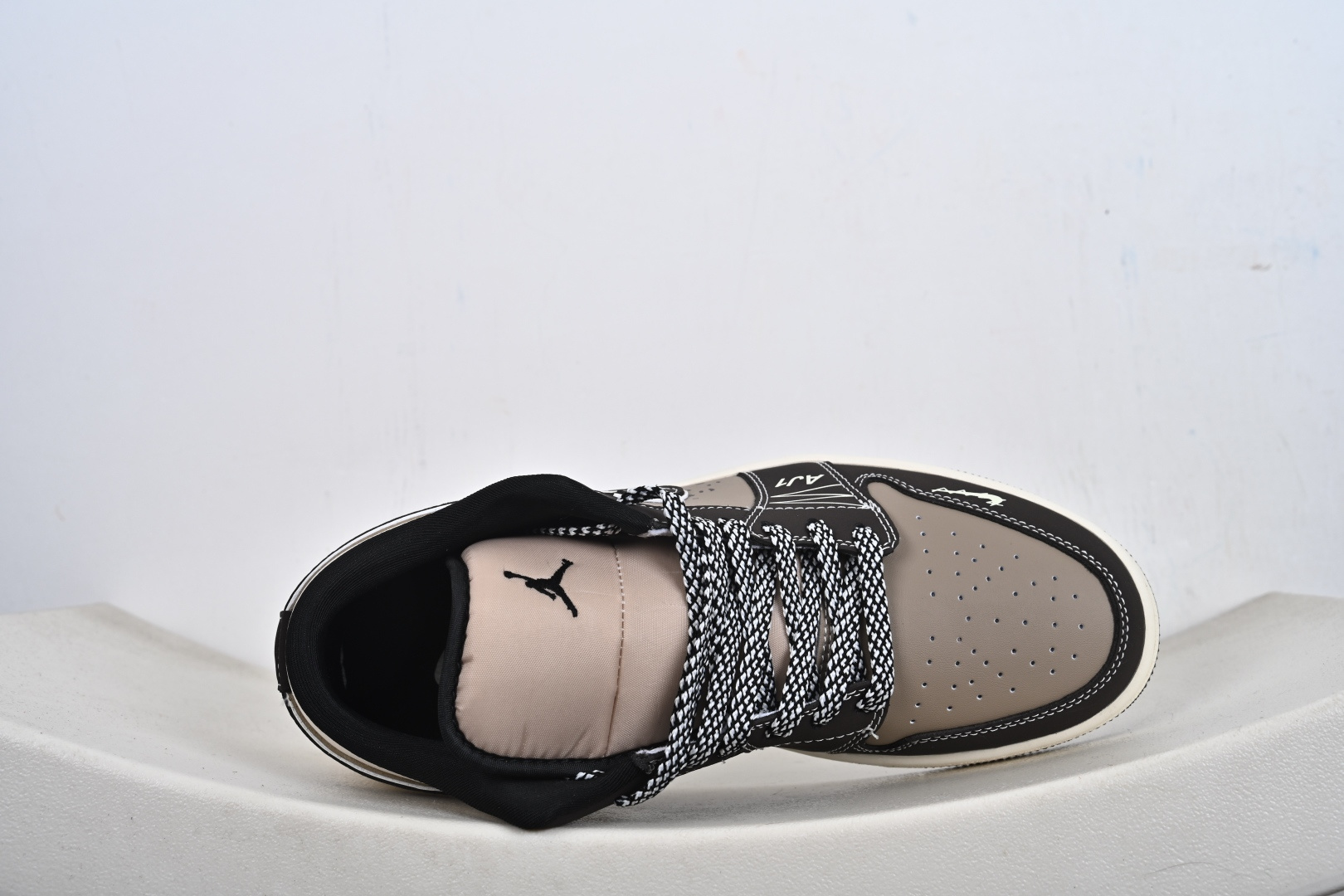 Nike Jordan Air Jordan 1 闪电 咖啡棕小勾满天星 LR8888-018-Top High Quatity Cheap Sneakers Fashion Clothing Clothes Bags handbags Shoes of all Brand wholesale With The best Quality And Beautiful Price from China Factory Chinese suppliers wholesaler seller Nike Jordan Air Jordan 1 闪电 咖啡棕小勾满天星 LR8888-018