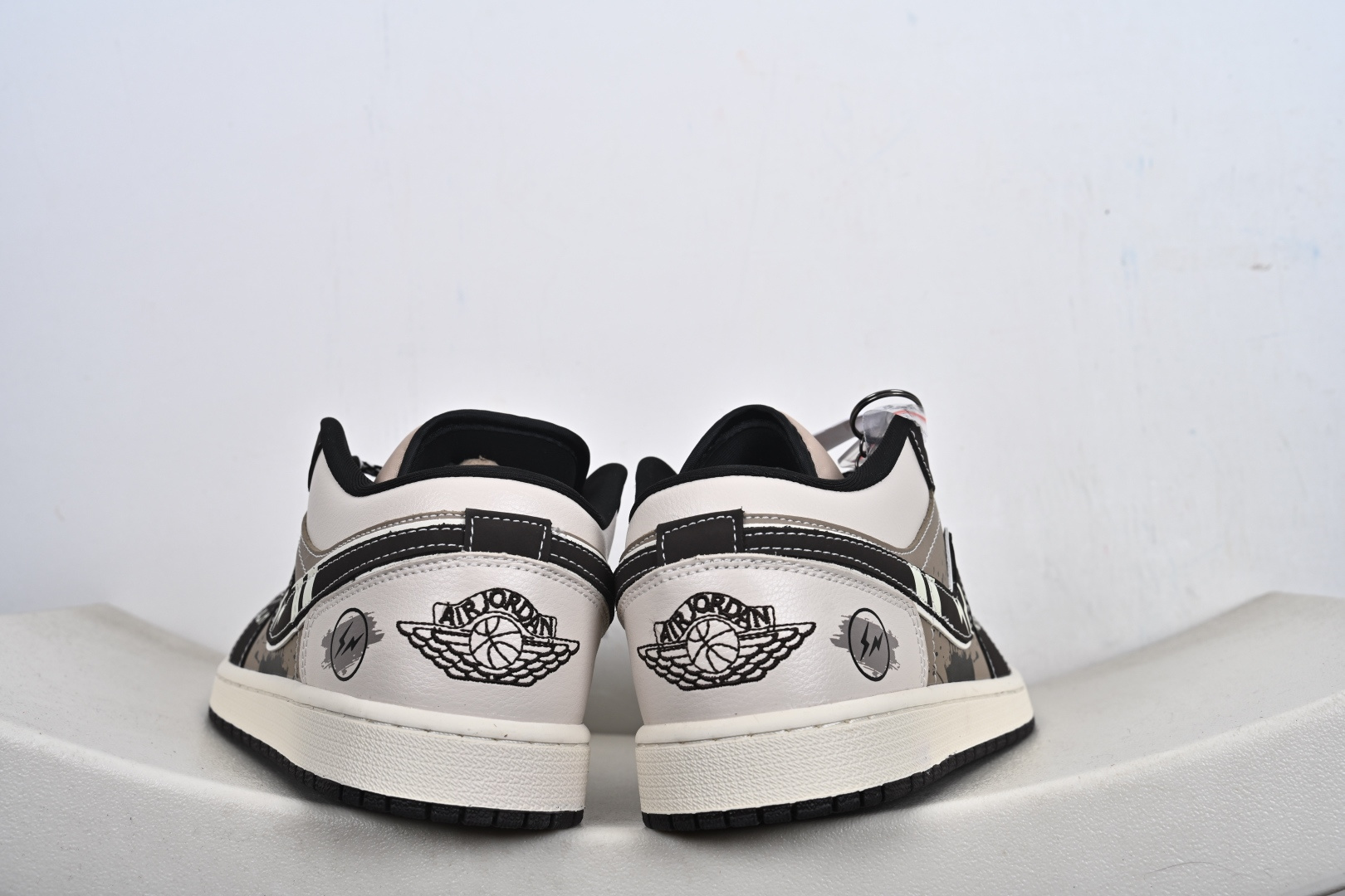 Nike Jordan Air Jordan 1 闪电 咖啡棕小勾满天星 LR8888-018-Top High Quatity Cheap Sneakers Fashion Clothing Clothes Bags handbags Shoes of all Brand wholesale With The best Quality And Beautiful Price from China Factory Chinese suppliers wholesaler seller Nike Jordan Air Jordan 1 闪电 咖啡棕小勾满天星 LR8888-018