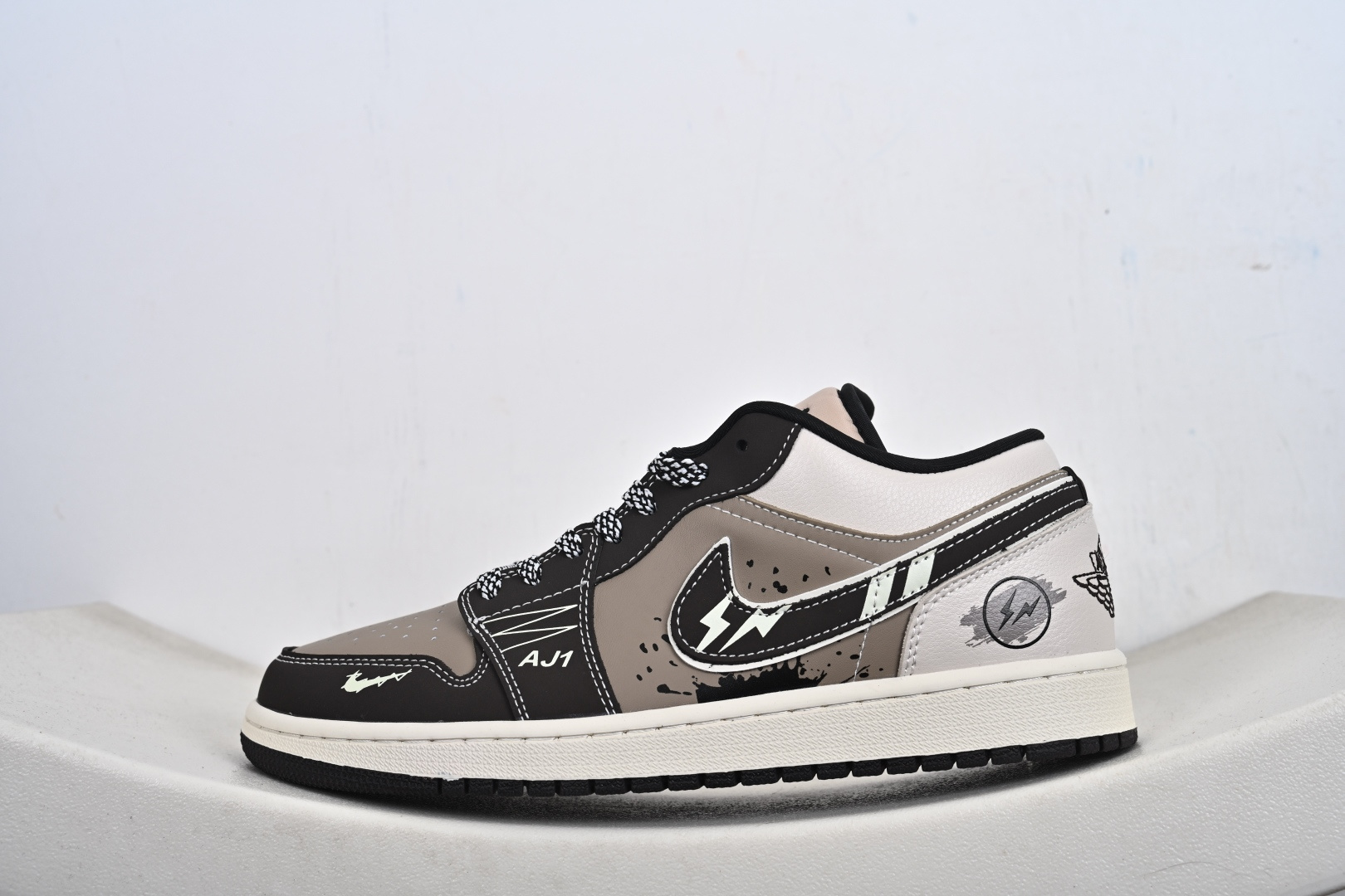 Nike Jordan Air Jordan 1 闪电 咖啡棕小勾满天星 LR8888-018-Top High Quatity Cheap Sneakers Fashion Clothing Clothes Bags handbags Shoes of all Brand wholesale With The best Quality And Beautiful Price from China Factory Chinese suppliers wholesaler seller Nike Jordan Air Jordan 1 闪电 咖啡棕小勾满天星 LR8888-018