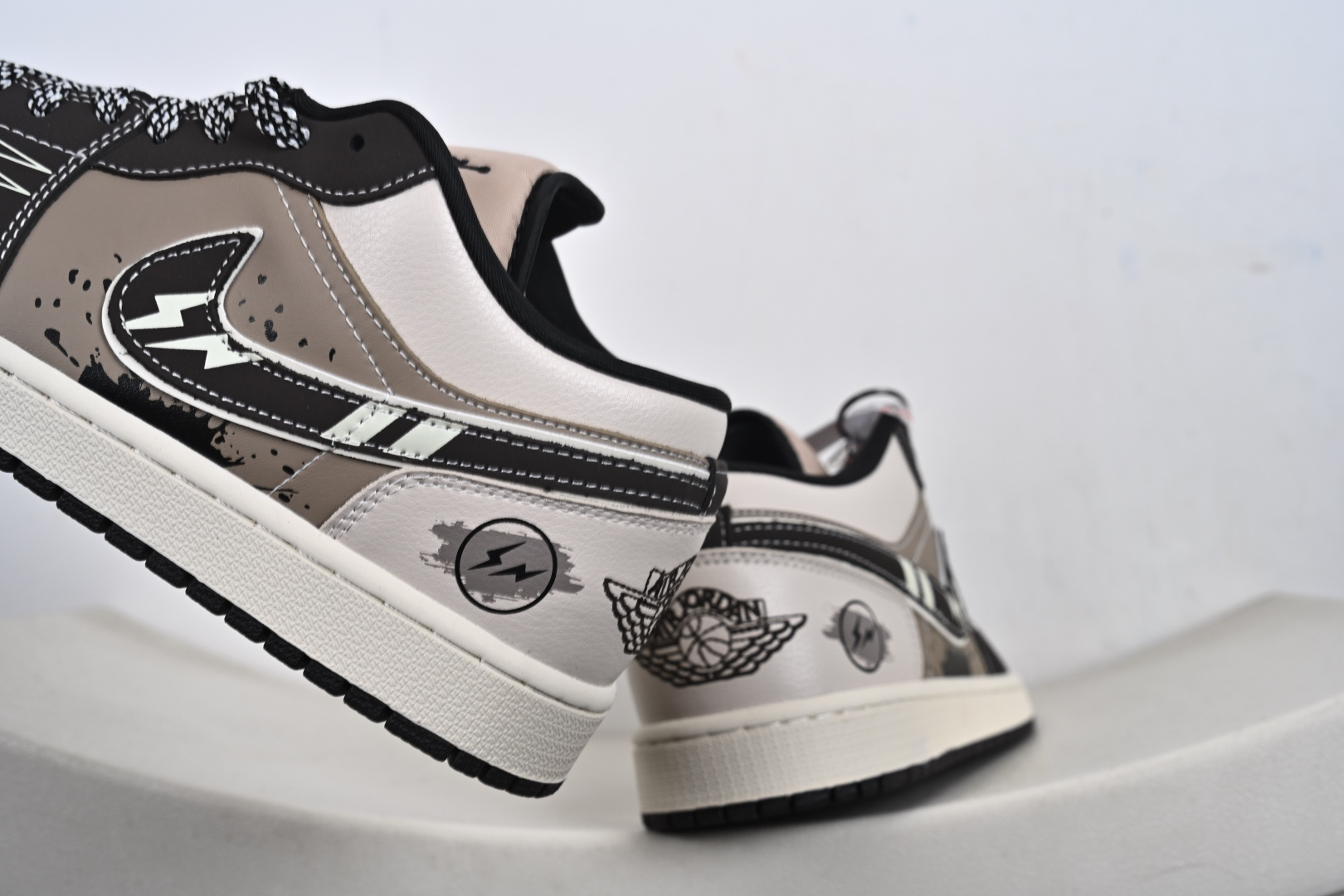 Nike Jordan Air Jordan 1 闪电 咖啡棕小勾满天星 LR8888-018-Top High Quatity Cheap Sneakers Fashion Clothing Clothes Bags handbags Shoes of all Brand wholesale With The best Quality And Beautiful Price from China Factory Chinese suppliers wholesaler seller Nike Jordan Air Jordan 1 闪电 咖啡棕小勾满天星 LR8888-018