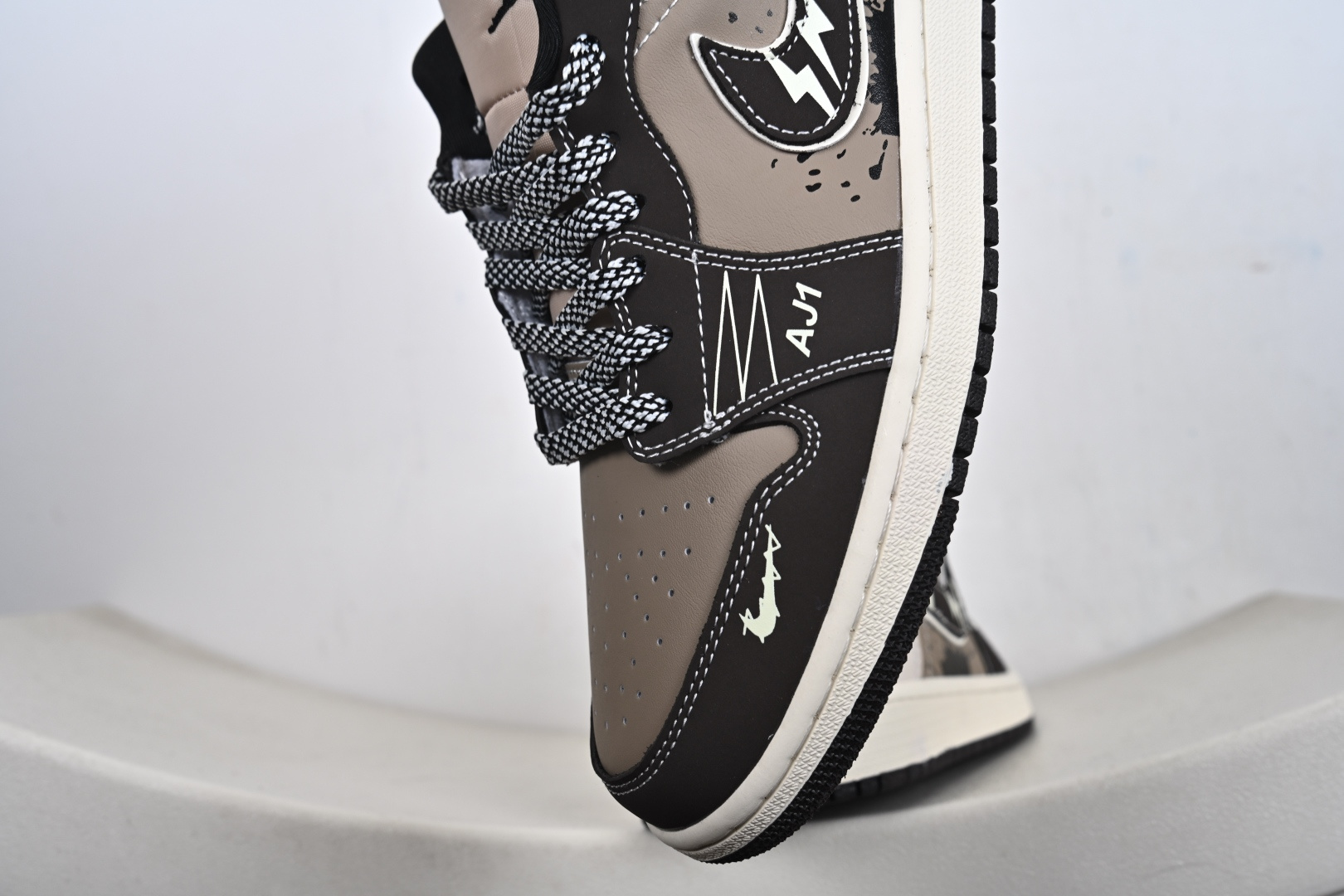 Nike Jordan Air Jordan 1 闪电 咖啡棕小勾满天星 LR8888-018-Top High Quatity Cheap Sneakers Fashion Clothing Clothes Bags handbags Shoes of all Brand wholesale With The best Quality And Beautiful Price from China Factory Chinese suppliers wholesaler seller Nike Jordan Air Jordan 1 闪电 咖啡棕小勾满天星 LR8888-018