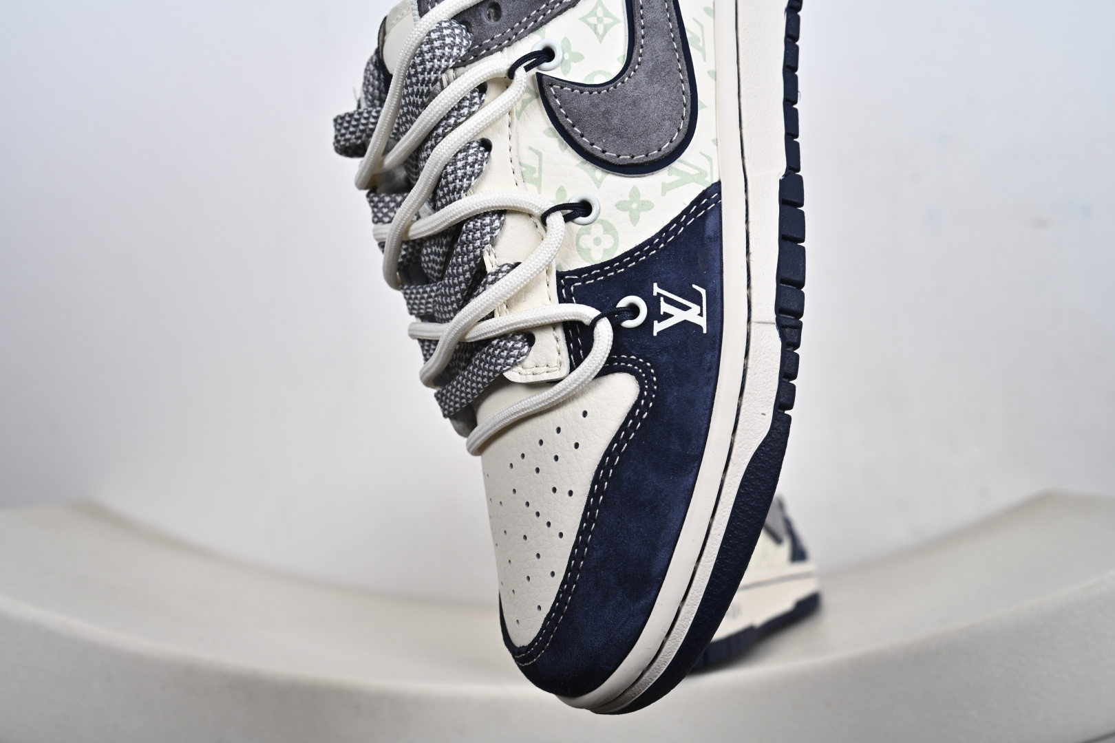 定制版 Louis Vuitton x Nike Dunk SB Low 路易威登LV x 耐克 SB 低帮 蓝白灰解构双鞋带 CX5050-Y42-Top High Quatity Cheap Sneakers Fashion Clothing Clothes Bags handbags Shoes of all Brand wholesale With The best Quality And Beautiful Price from China Factory Chinese suppliers wholesaler seller 定制版 Louis Vuitton x Nike Dunk SB Low 路易威登LV x 耐克 SB 低帮 蓝白灰解构双鞋带 CX5050-Y42