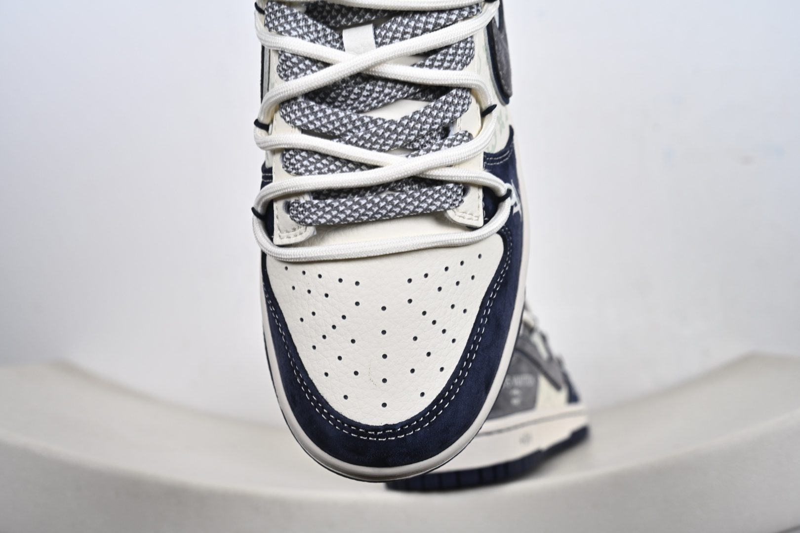定制版 Louis Vuitton x Nike Dunk SB Low 路易威登LV x 耐克 SB 低帮 蓝白灰解构双鞋带 CX5050-Y42-Top High Quatity Cheap Sneakers Fashion Clothing Clothes Bags handbags Shoes of all Brand wholesale With The best Quality And Beautiful Price from China Factory Chinese suppliers wholesaler seller 定制版 Louis Vuitton x Nike Dunk SB Low 路易威登LV x 耐克 SB 低帮 蓝白灰解构双鞋带 CX5050-Y42