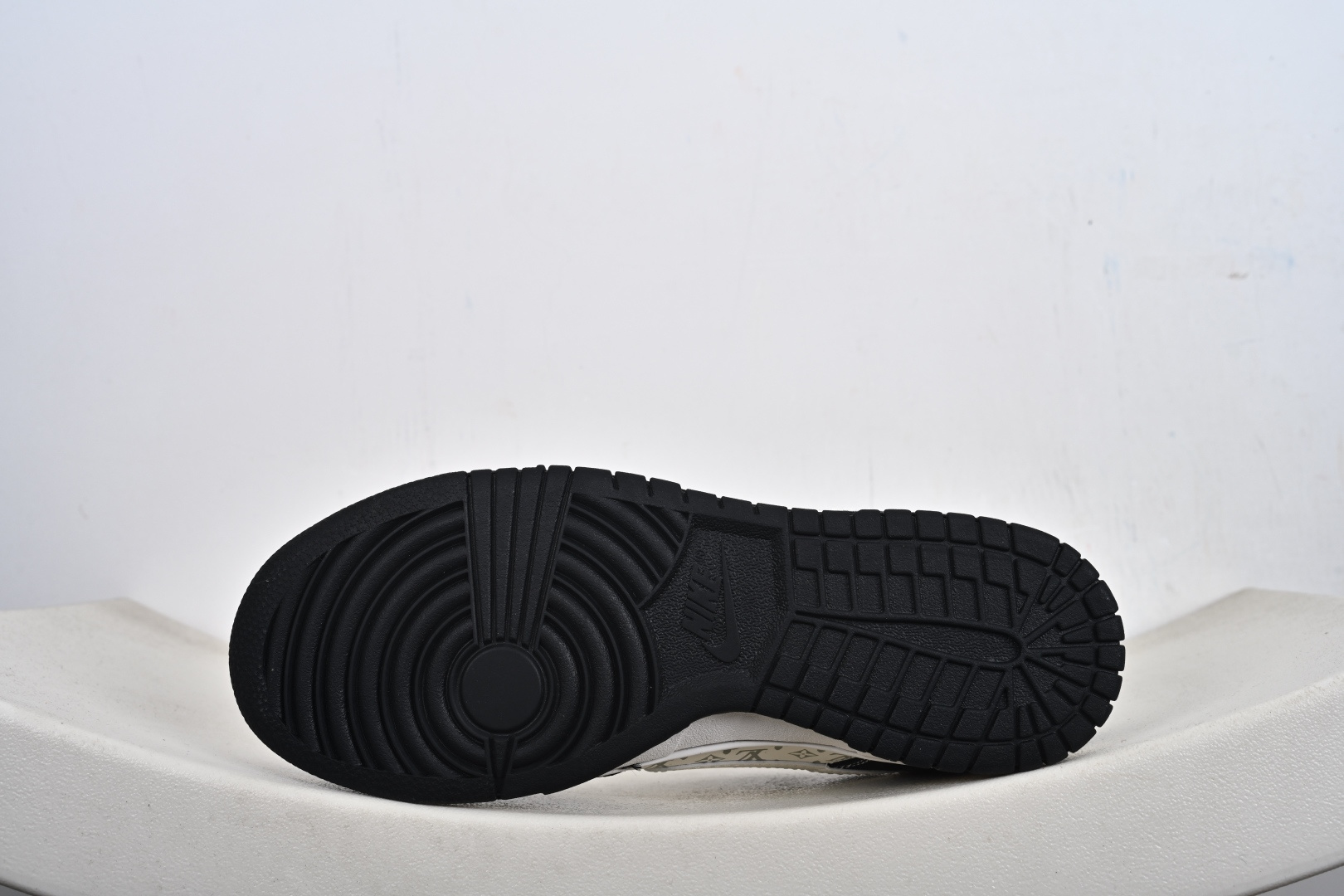定制版 Louis Vuitton x Nike Dunk SB Low 路易威登LV x 耐克 SB 低帮 黑白色 KG6699-F02