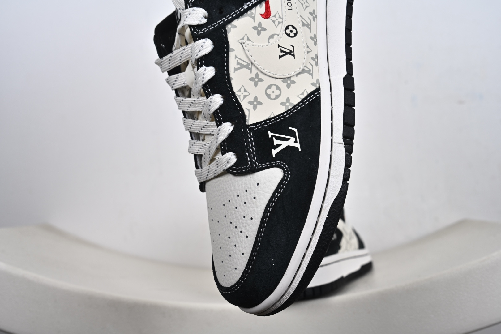 定制版 Louis Vuitton x Nike Dunk SB Low 路易威登LV x 耐克 SB 低帮 黑白色 KG6699-F02