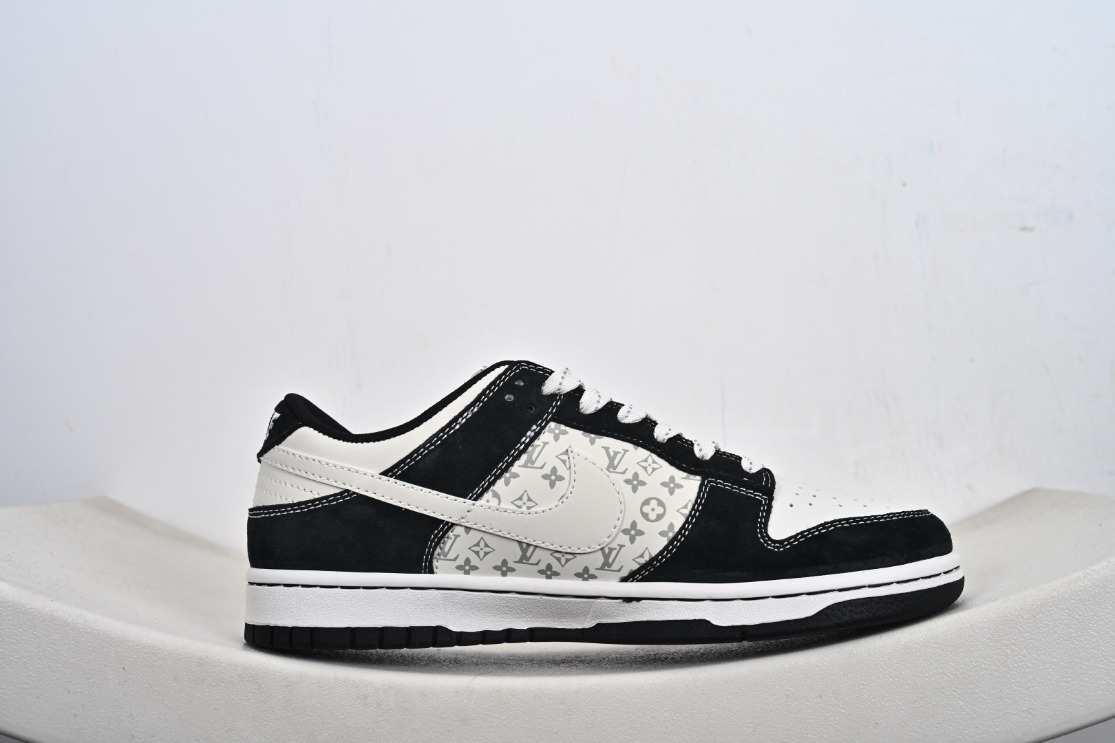 定制版 Louis Vuitton x Nike Dunk SB Low 路易威登LV x 耐克 SB 低帮 黑白色 KG6699-F02
