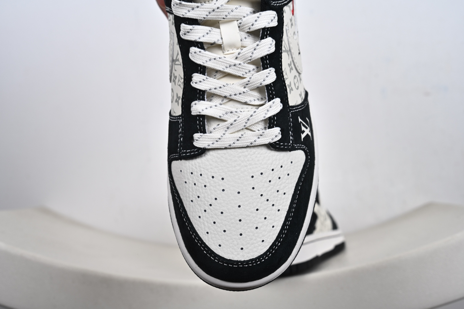 定制版 Louis Vuitton x Nike Dunk SB Low 路易威登LV x 耐克 SB 低帮 黑白色 KG6699-F02