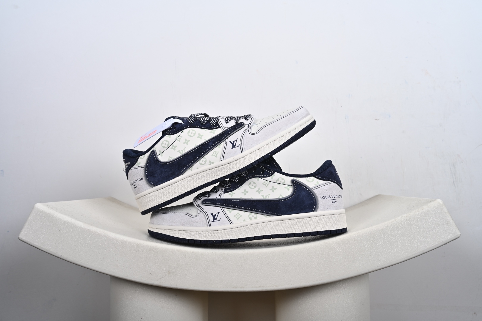 本地💰250支持放店
奢潮顶流,传奇碰撞|Air Jordan 1 Low x LV定制款
当篮球传奇Air Jordan 1 Low邂逅奢侈巨头Louis Vuitton,这双CX5050-Y37直接将高奢质感与街头传奇揉成了潮流新范本!鞋身以雾面浅灰麂皮打底,搭配深海蓝翻毛皮鞋帮与鞋舌,冷调配色高级感拉满;鞋侧满印LV经典老花图案,鞋头的LV字母标识、后跟的“LOUIS VUITTON 1854”字样,将奢牌底蕴刻进细节;反钩Swoosh设计打破常规,让经典AJ1轮廓多了几分不羁的潮流态度。经典的中底与外底组合保留了AJ1的复古脚感,上脚既能驾驭高街穿搭,又能彰显奢潮品味。无论是收藏级玩家还是潮流爱好者,这双AJ1 Low x LV定制款都是鞋柜里的“王炸”单品,让你在潮流赛场中轻松站在金字塔
Size:36 36.5 37.5 38 38.5 39 40 40.5 41 42 42.5 43 44 44.5 45-G1-F2