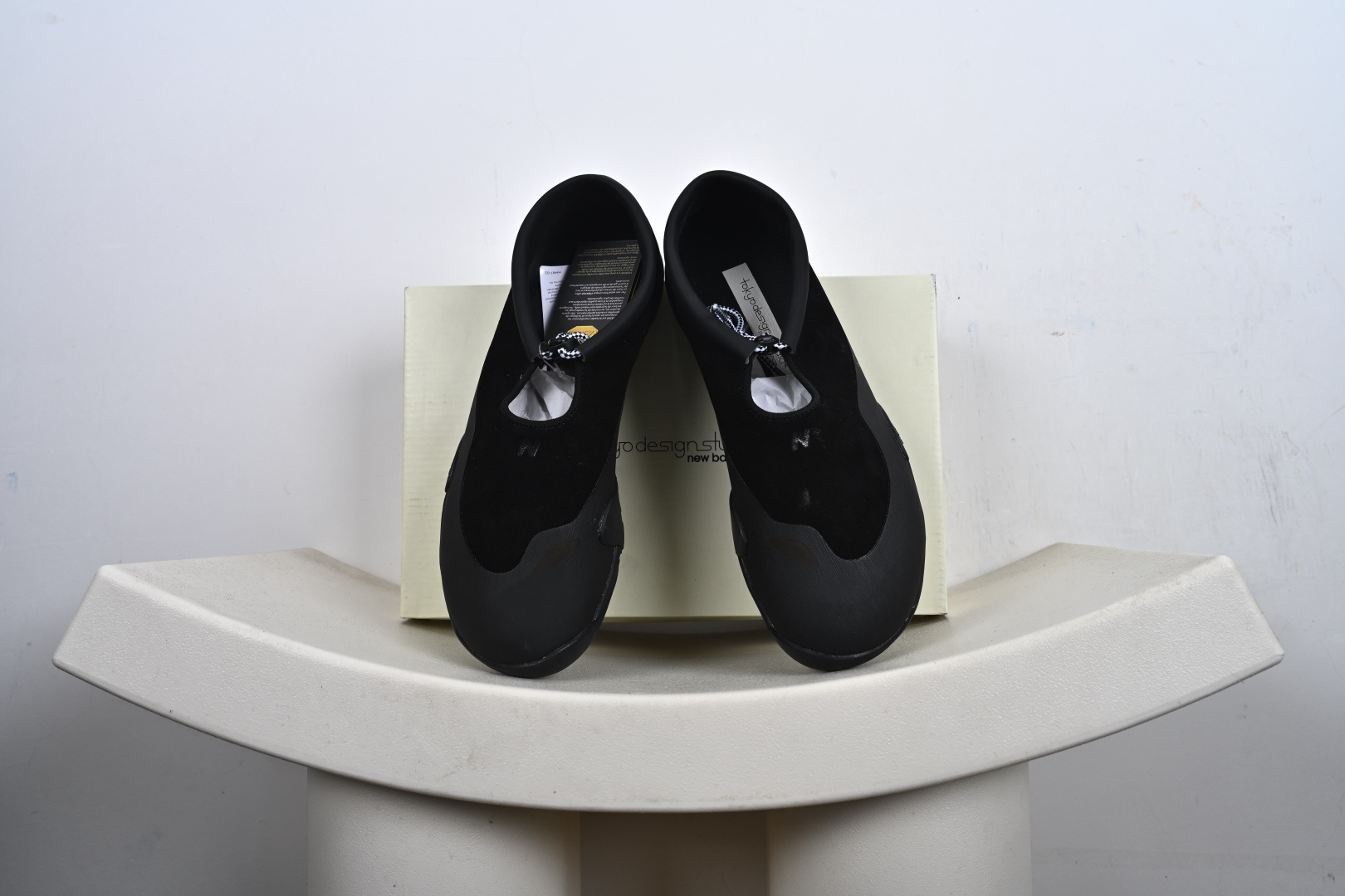 本地💰180支持放店
New Balance MT10系列 薄系扁鞋风赤足生活休闲鞋 MT10TTD、MT10TDS、
#鞋底采用Vibram橡胶大底，赋予卓越的抓地力，适合多种地形穿着。中底采用薄薄的缓冲层，提供舒适的穿着体验。鞋身紧贴脚面，形成良好的包裹性，减少脚在鞋内的移动与摩擦。4毫米的低坡差设计更适合自然的中足落地方式，尽可能贴近地面，让穿着者能够更贴近地面，感受大自然的每一丝呼吸。
尺码：36 37 37.5 38 38.5 39 40 40.5 41 42 42.5 43 44 45-M1-E5