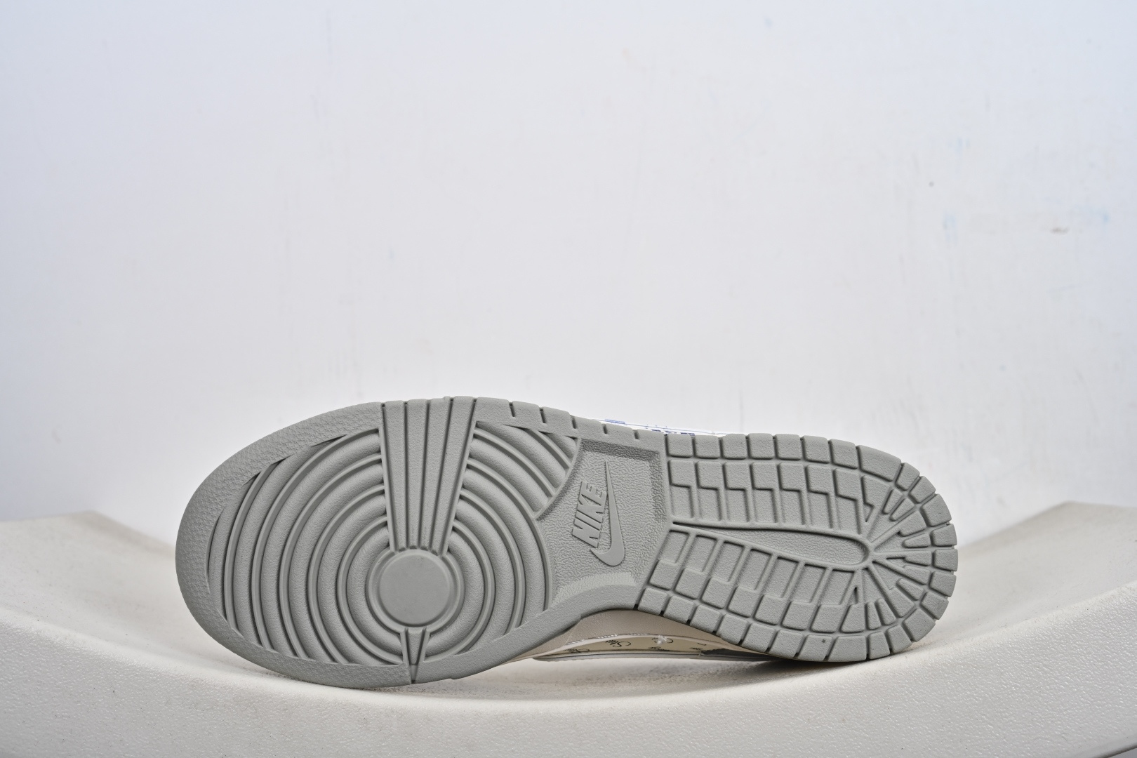 2026年新款限量发售 Nike SB Dunk Low“ 马年限定—的卢马” 周年高端定制 低帮休闲板鞋 SD6888-109-Top High Quatity Cheap Sneakers Fashion Clothing Clothes Bags handbags Shoes of all Brand wholesale With The best Quality And Beautiful Price from China Factory Chinese suppliers wholesaler seller 2026年新款限量发售 Nike SB Dunk Low“ 马年限定—的卢马” 周年高端定制 低帮休闲板鞋 SD6888-109