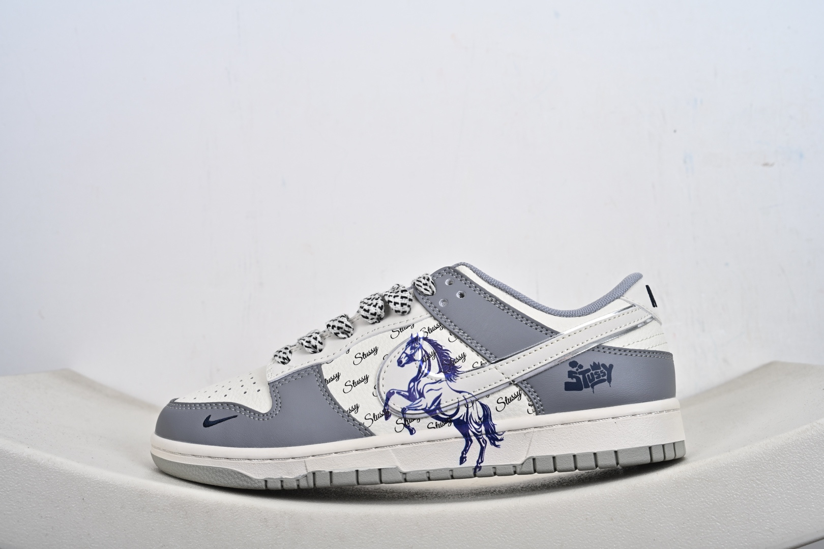 2026年新款限量发售 Nike SB Dunk Low“ 马年限定—的卢马” 周年高端定制 低帮休闲板鞋 SD6888-109-Top High Quatity Cheap Sneakers Fashion Clothing Clothes Bags handbags Shoes of all Brand wholesale With The best Quality And Beautiful Price from China Factory Chinese suppliers wholesaler seller 2026年新款限量发售 Nike SB Dunk Low“ 马年限定—的卢马” 周年高端定制 低帮休闲板鞋 SD6888-109