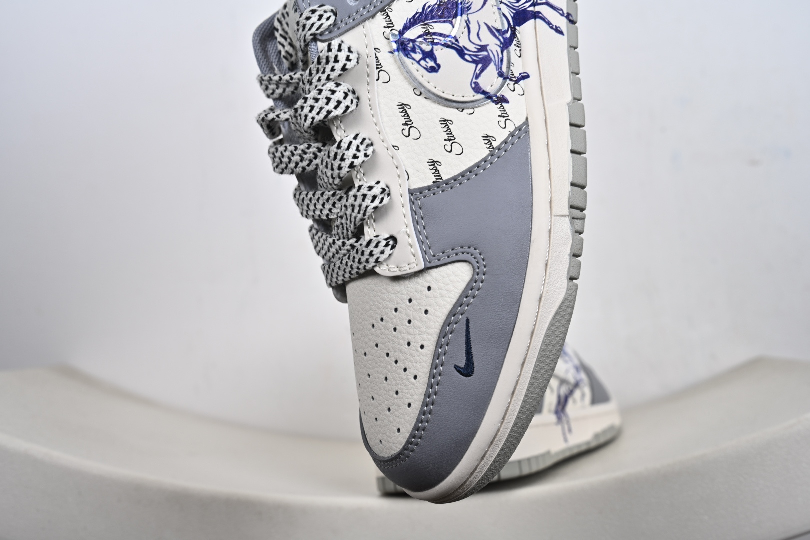 2026年新款限量发售 Nike SB Dunk Low“ 马年限定—的卢马” 周年高端定制 低帮休闲板鞋 SD6888-109-Top High Quatity Cheap Sneakers Fashion Clothing Clothes Bags handbags Shoes of all Brand wholesale With The best Quality And Beautiful Price from China Factory Chinese suppliers wholesaler seller 2026年新款限量发售 Nike SB Dunk Low“ 马年限定—的卢马” 周年高端定制 低帮休闲板鞋 SD6888-109