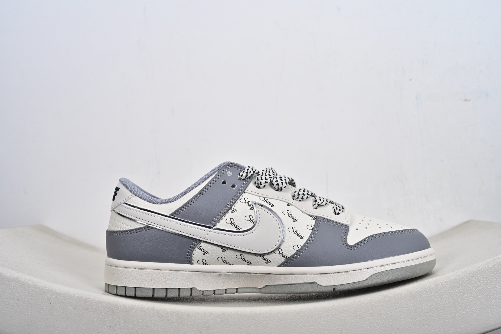 2026年新款限量发售 Nike SB Dunk Low“ 马年限定—的卢马” 周年高端定制 低帮休闲板鞋 SD6888-109-Top High Quatity Cheap Sneakers Fashion Clothing Clothes Bags handbags Shoes of all Brand wholesale With The best Quality And Beautiful Price from China Factory Chinese suppliers wholesaler seller 2026年新款限量发售 Nike SB Dunk Low“ 马年限定—的卢马” 周年高端定制 低帮休闲板鞋 SD6888-109