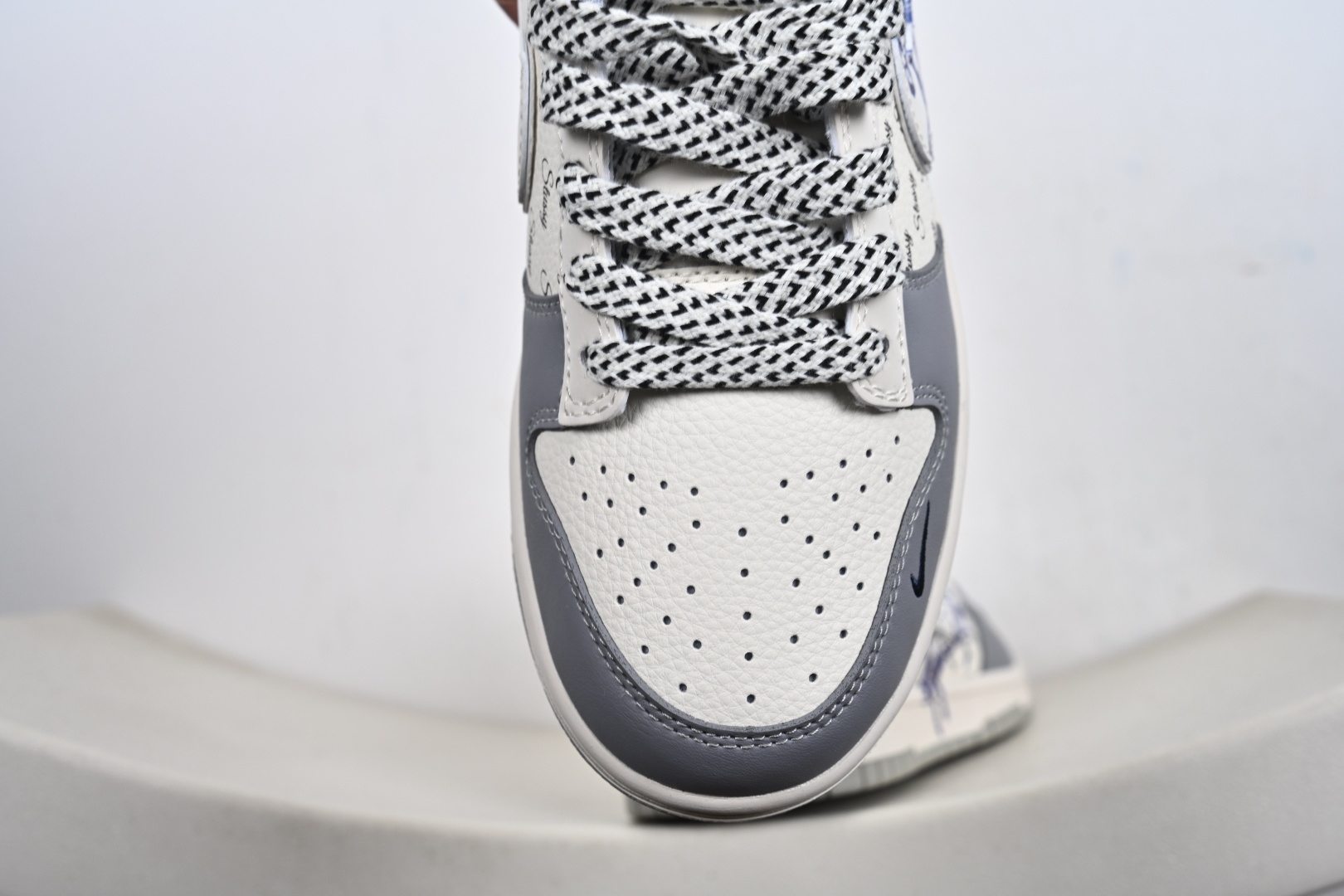 2026年新款限量发售 Nike SB Dunk Low“ 马年限定—的卢马” 周年高端定制 低帮休闲板鞋 SD6888-109-Top High Quatity Cheap Sneakers Fashion Clothing Clothes Bags handbags Shoes of all Brand wholesale With The best Quality And Beautiful Price from China Factory Chinese suppliers wholesaler seller 2026年新款限量发售 Nike SB Dunk Low“ 马年限定—的卢马” 周年高端定制 低帮休闲板鞋 SD6888-109